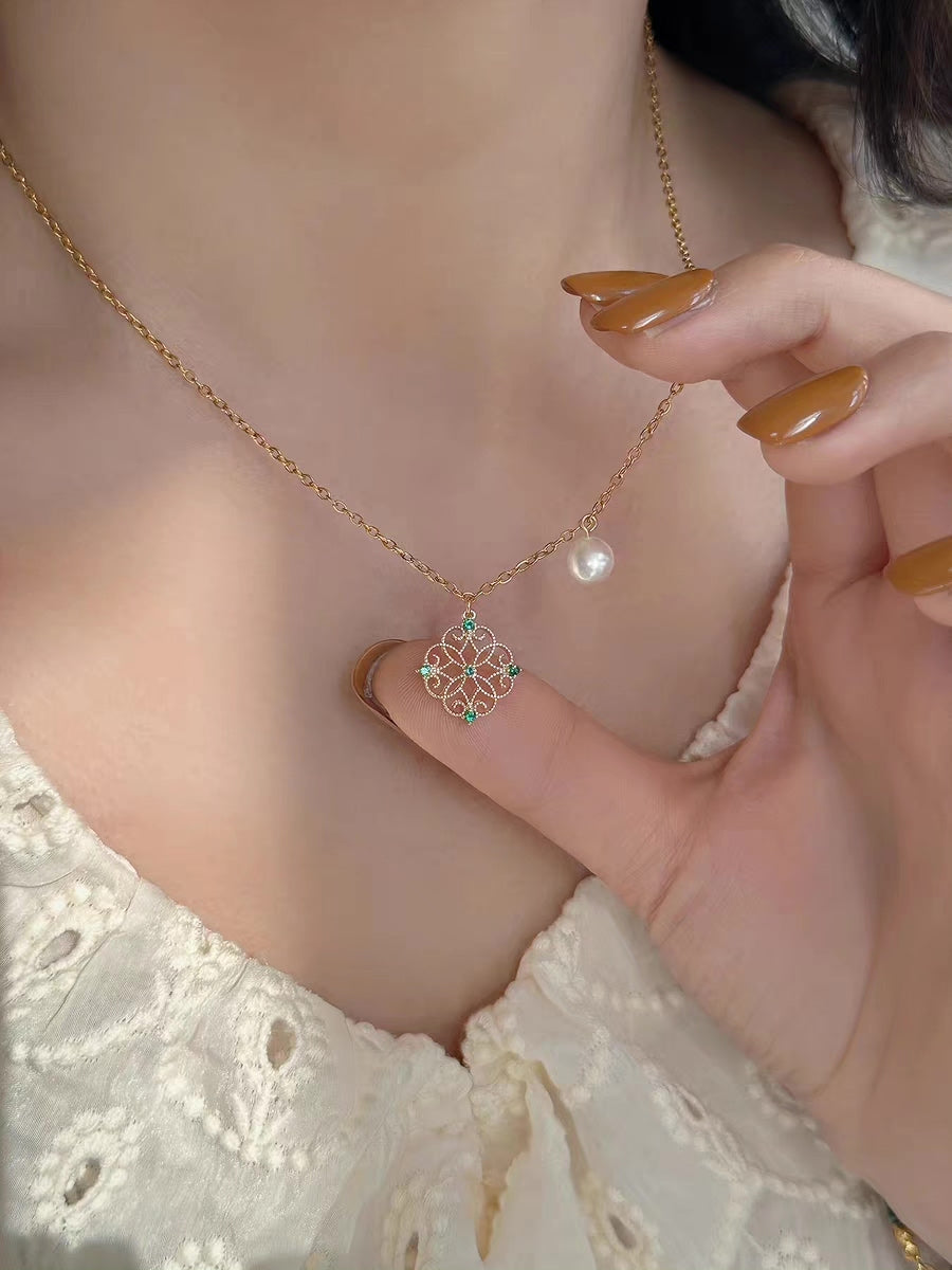 Collar de perla y colgante de celosía calada