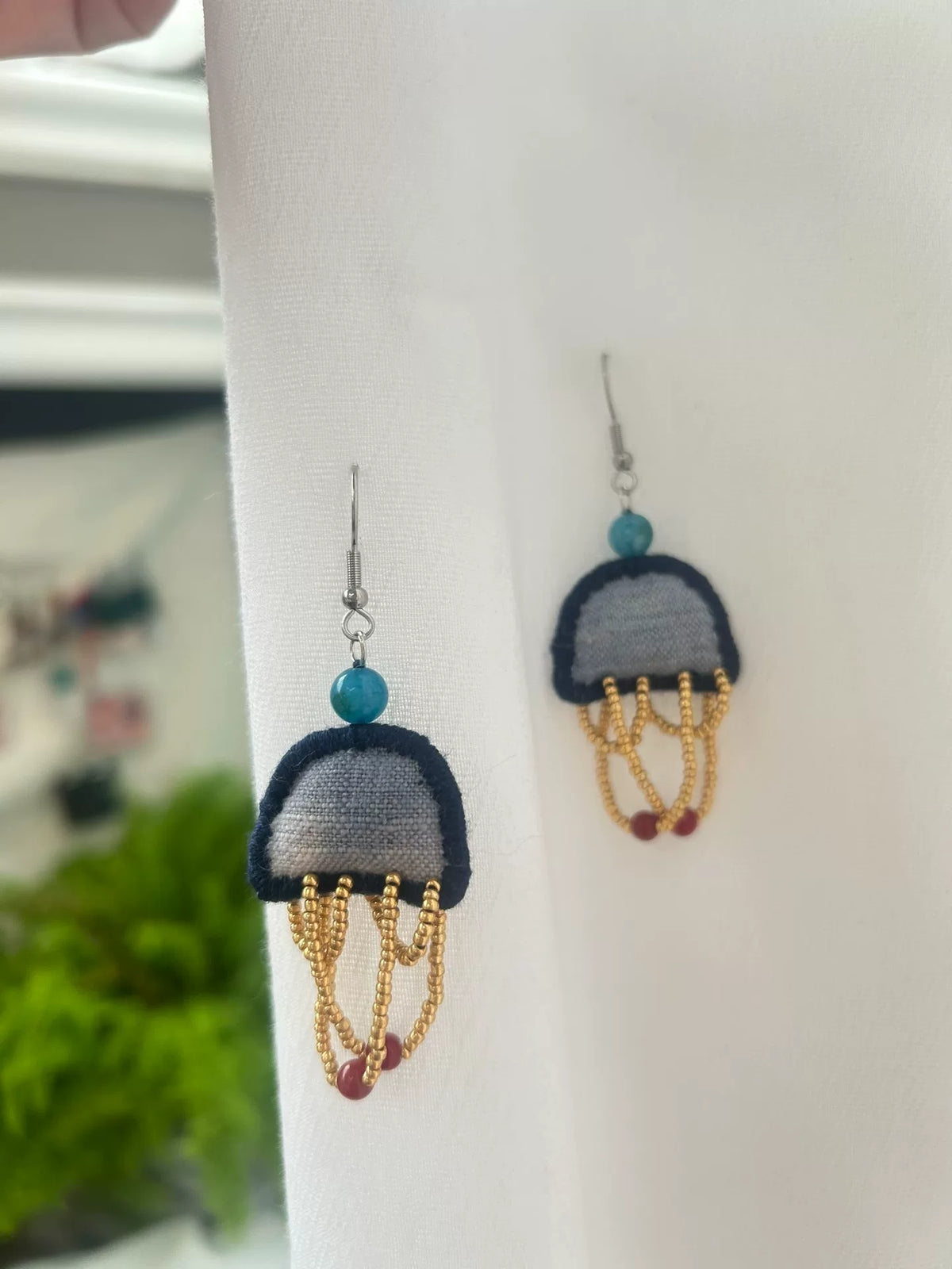 Pendientes artesanales de medusa de tela tejida