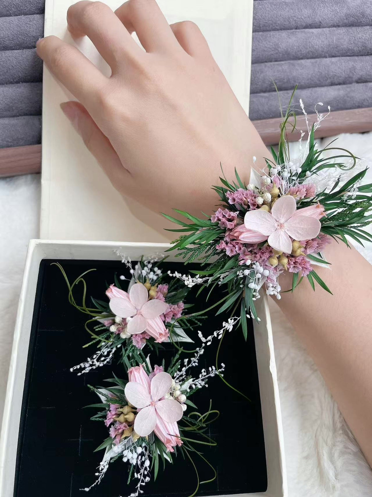 Set di accessori floreali in mugiglio conservato rosa: anello, boutonnière e polso