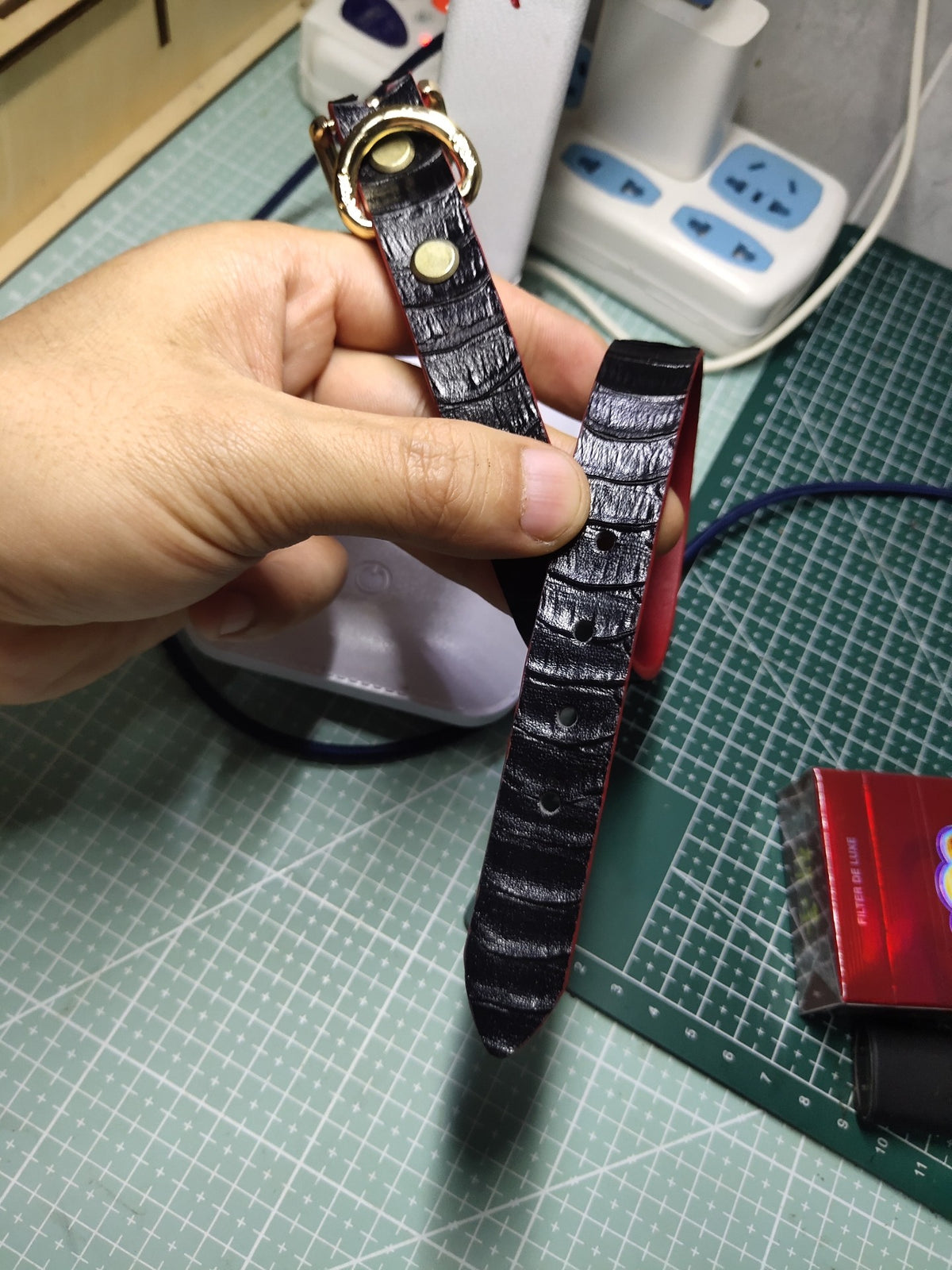 Coleira de Couro Preta com Textura de Pele de Serpente