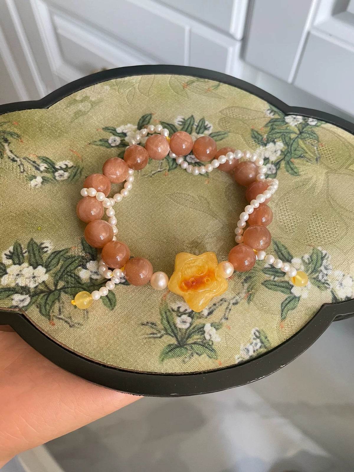 Bracciale con stella ambra miele, orso, pietra del sole e perle