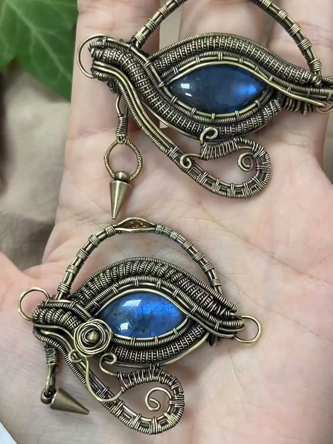 Pendent œil d'Horus en fil de cuivre