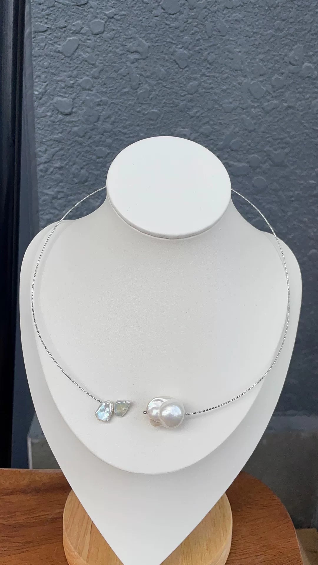 Weßer Barockperle Choker mit silberblauen Blüten