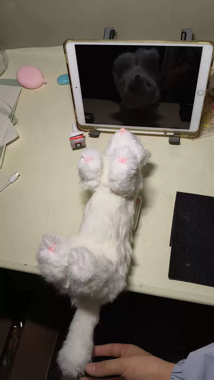 Handgemaakte replica van een langharige witte ferret