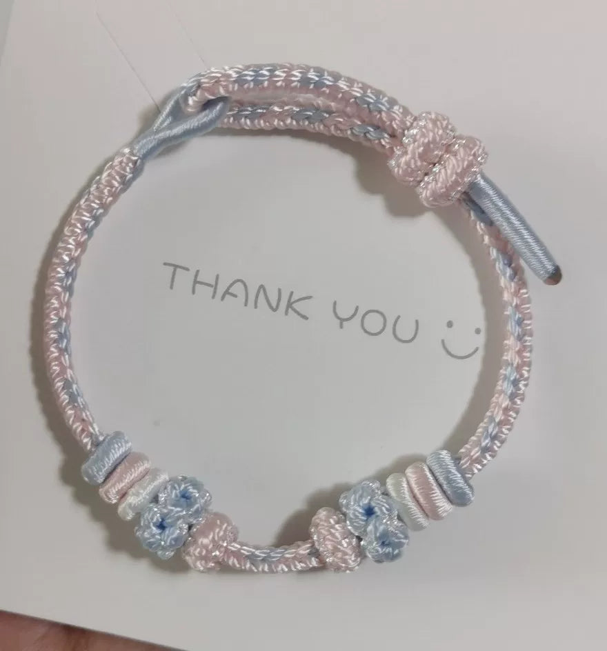 Handgjort flätat armband rosa blå gradient