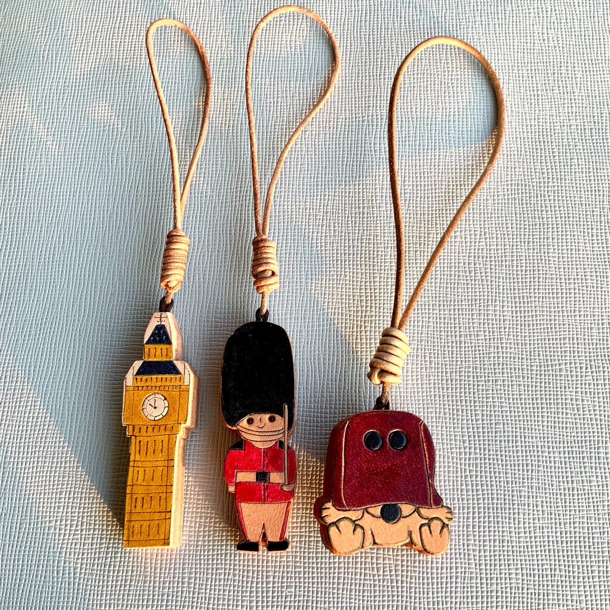 Conjunto de Pingentes de Couro Artesanal com Alça de Cordão