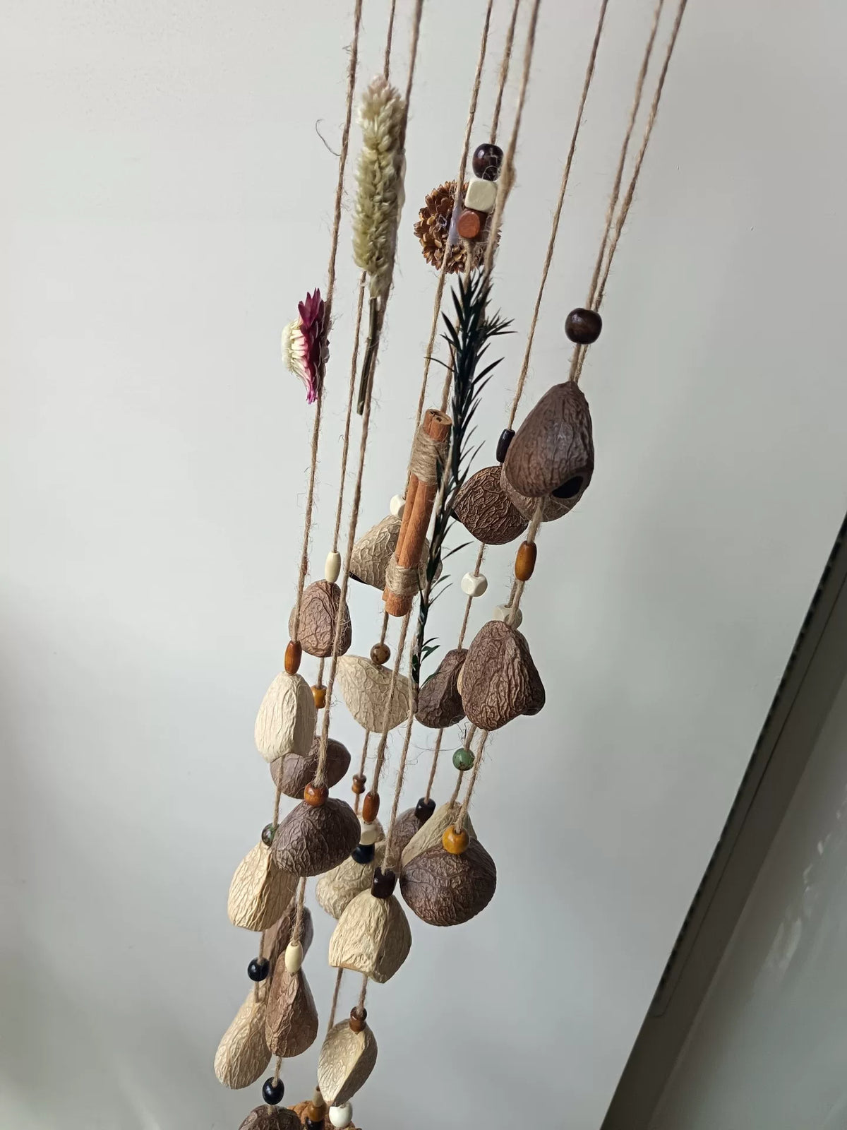 Carillon artisanal en coques de fruits noirs d'Indonésie