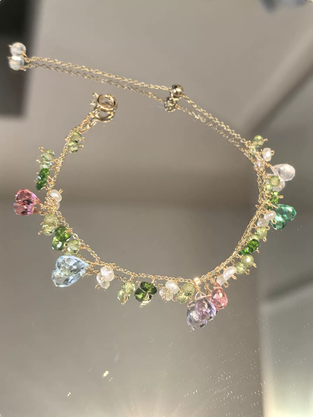 Pulseira de Pingentes Dourada com Contas Multicolor