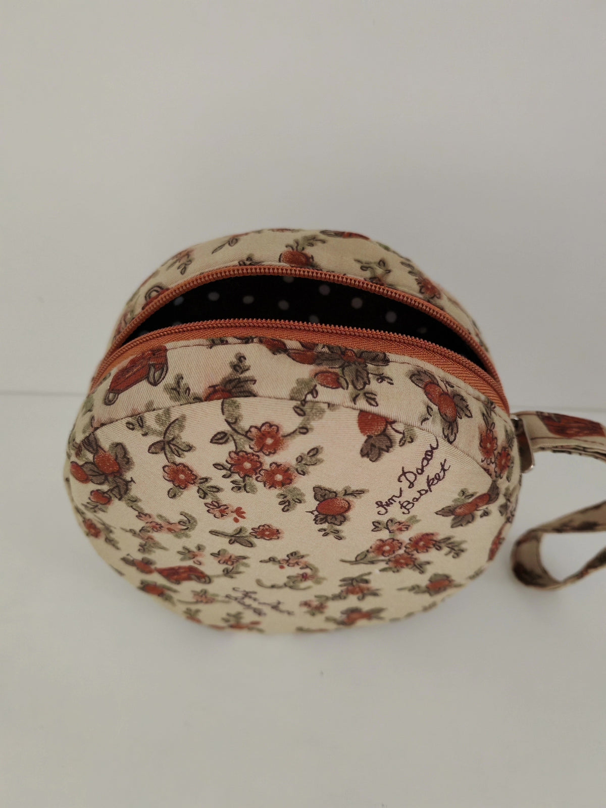 Estuche redondo floral con correa de muñeca