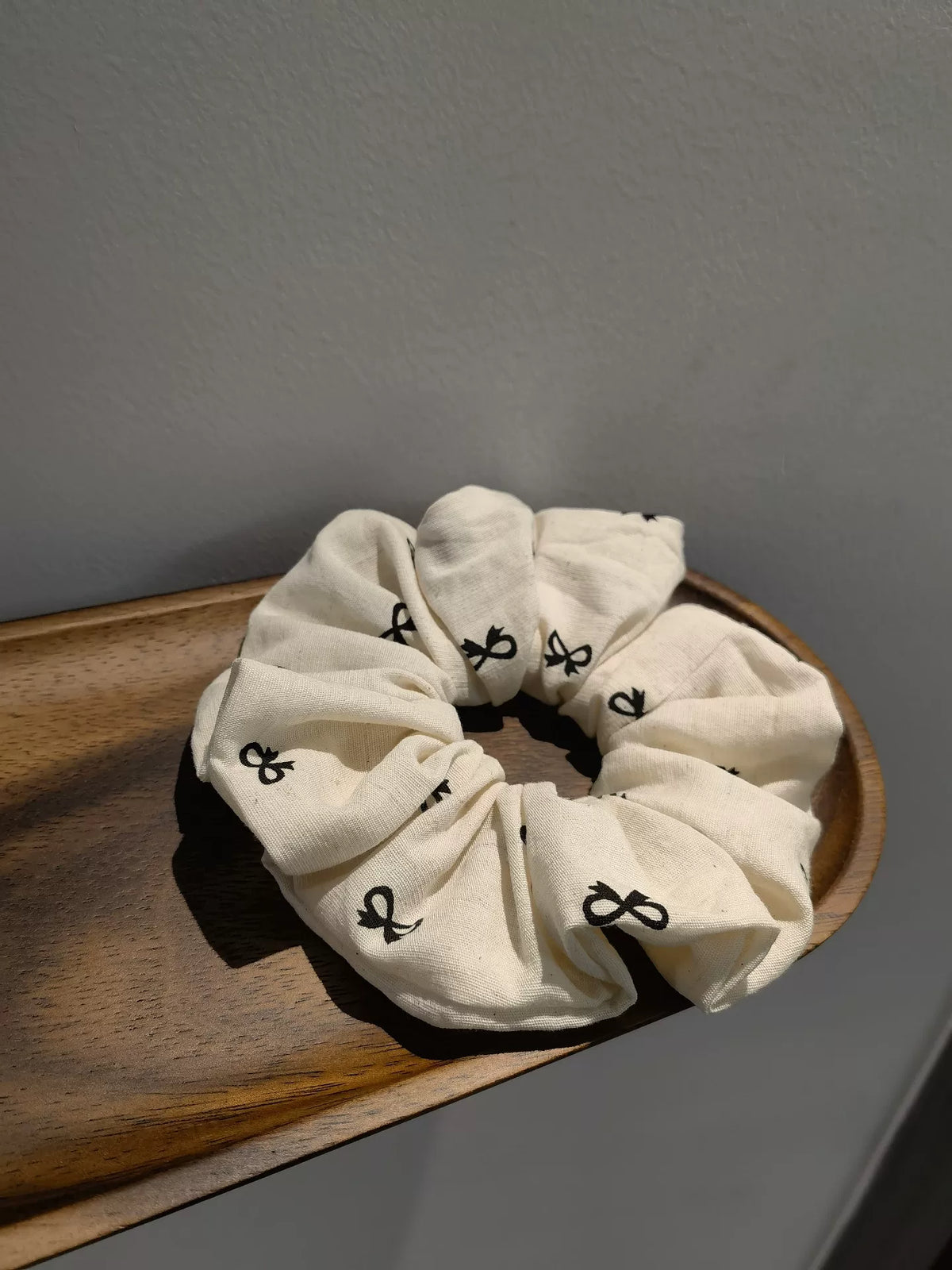 Handgakte Katoen-innen Haarscrunchie Crème