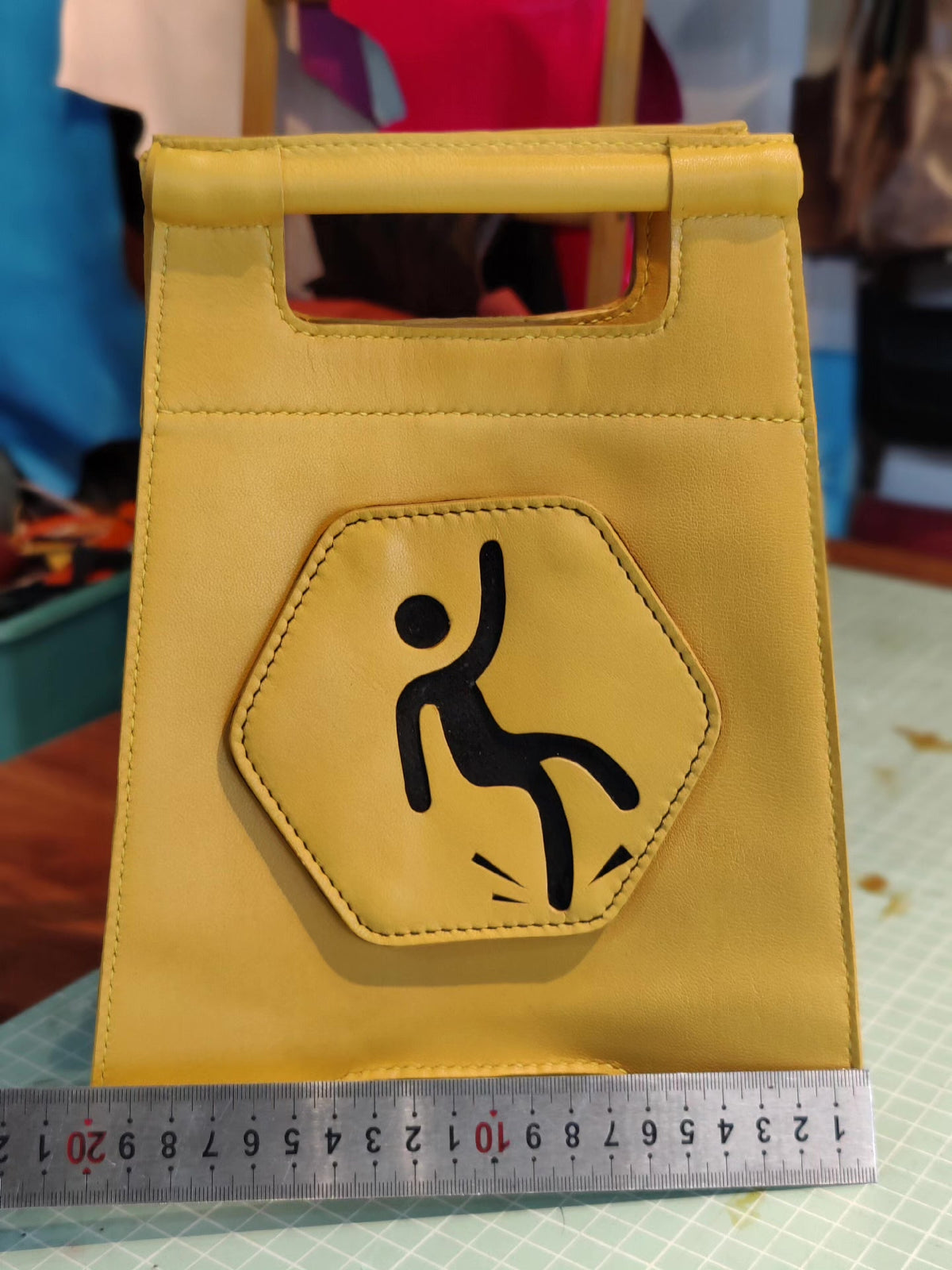 Handgemaakte mosterdgele leren pouch met handvat