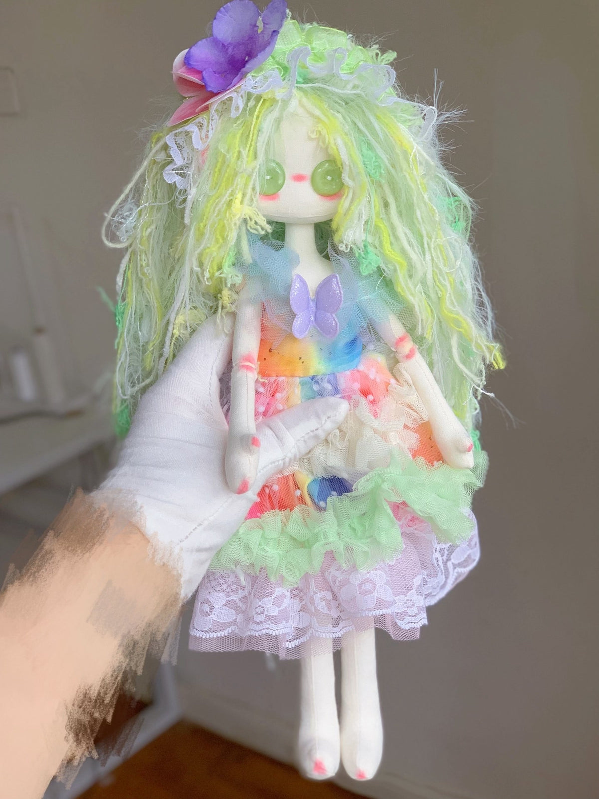 Muñeca de tela artesanal de fantasía con hilo pastel