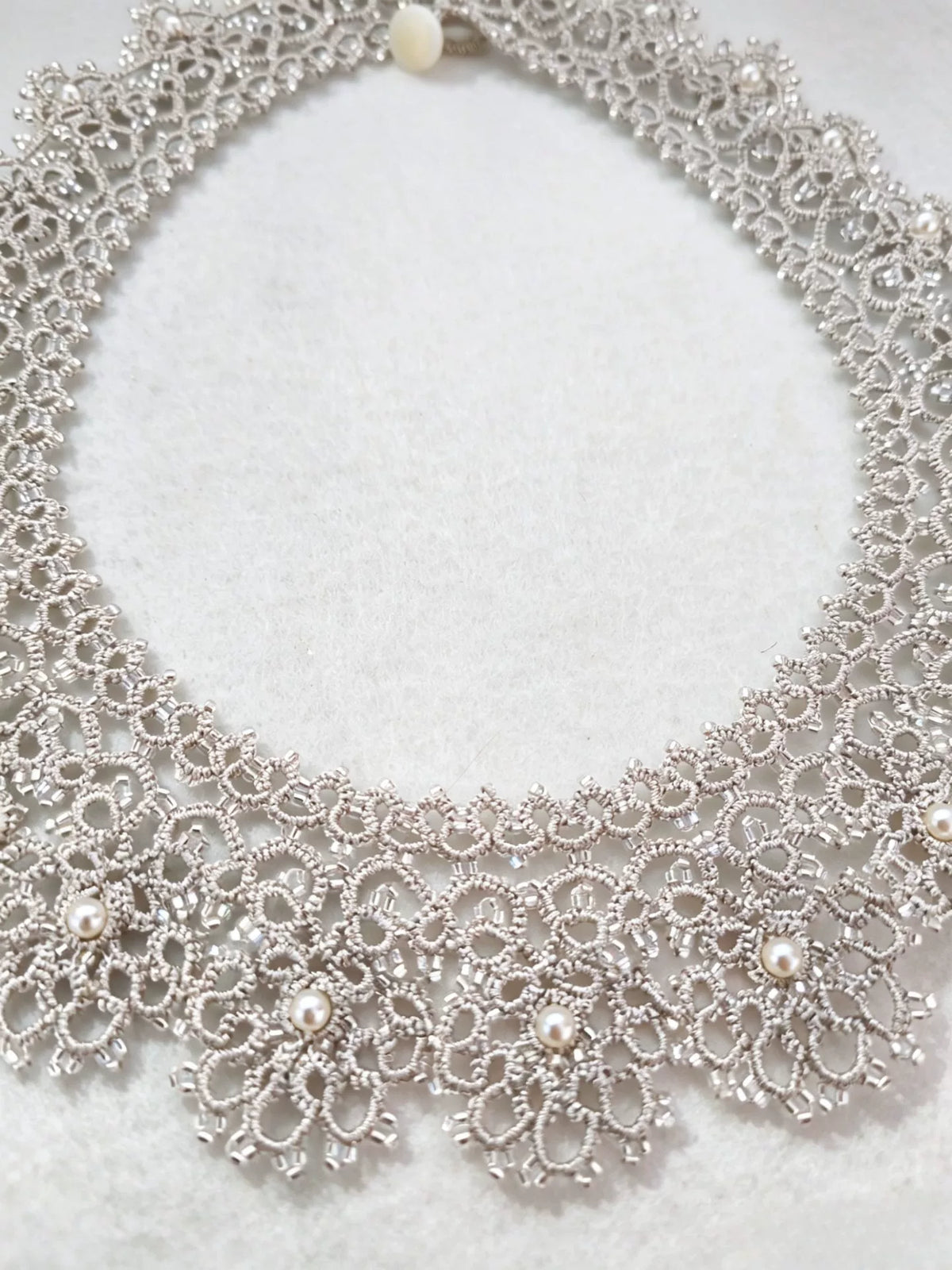 Collana con perle in pizzo chiacchierino a tre livelli