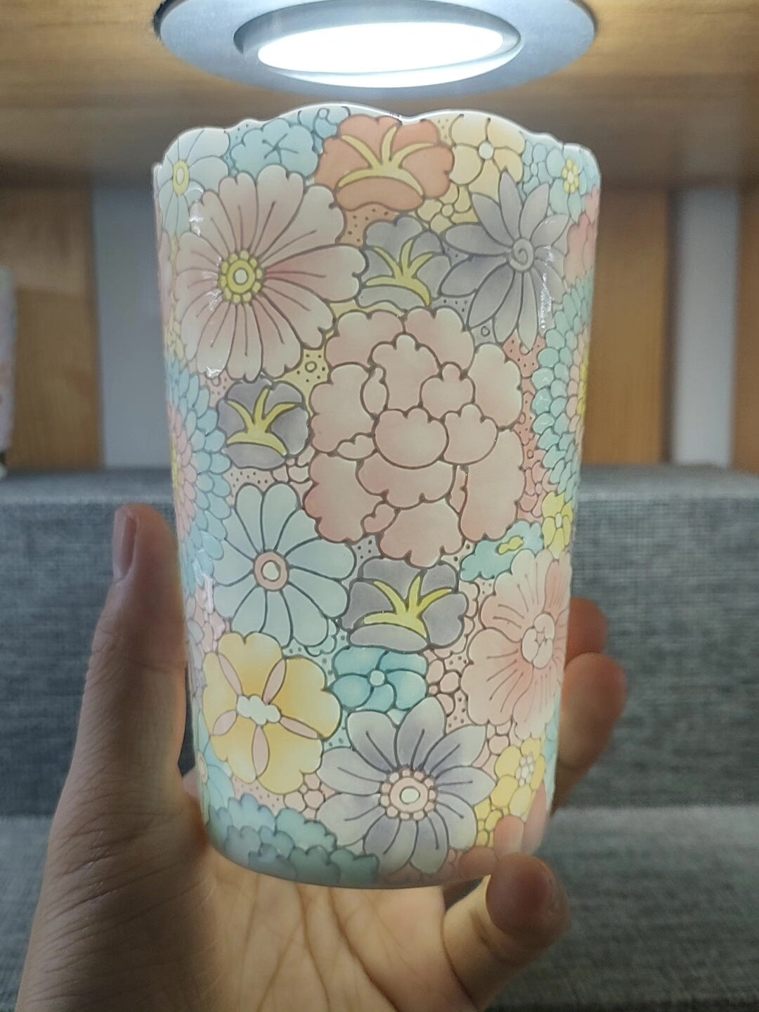 Caneca Pintada à Mão com Borda Floral em Argila Jade