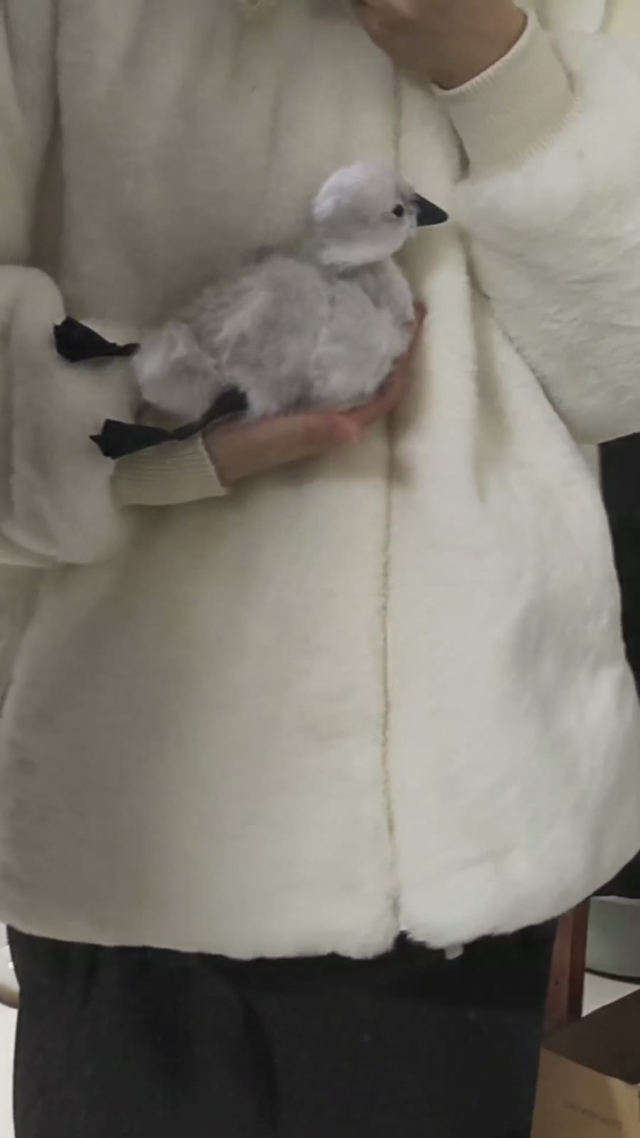 Handgakte Chenille Baby Zwaan Figuur