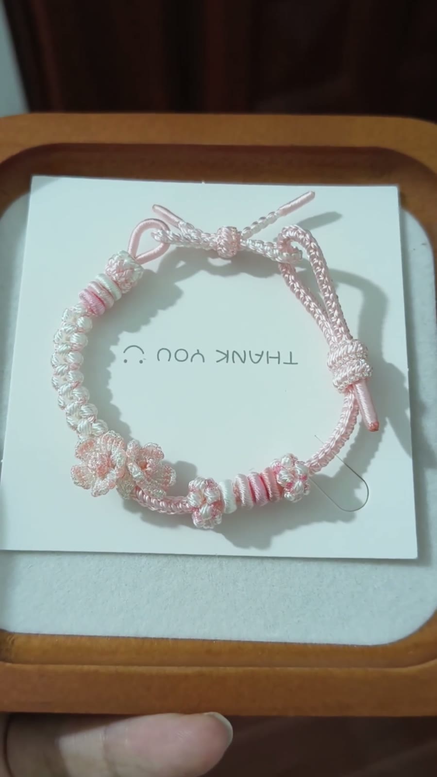 Handgenoopt bloemenarmband met roze-wit verloop