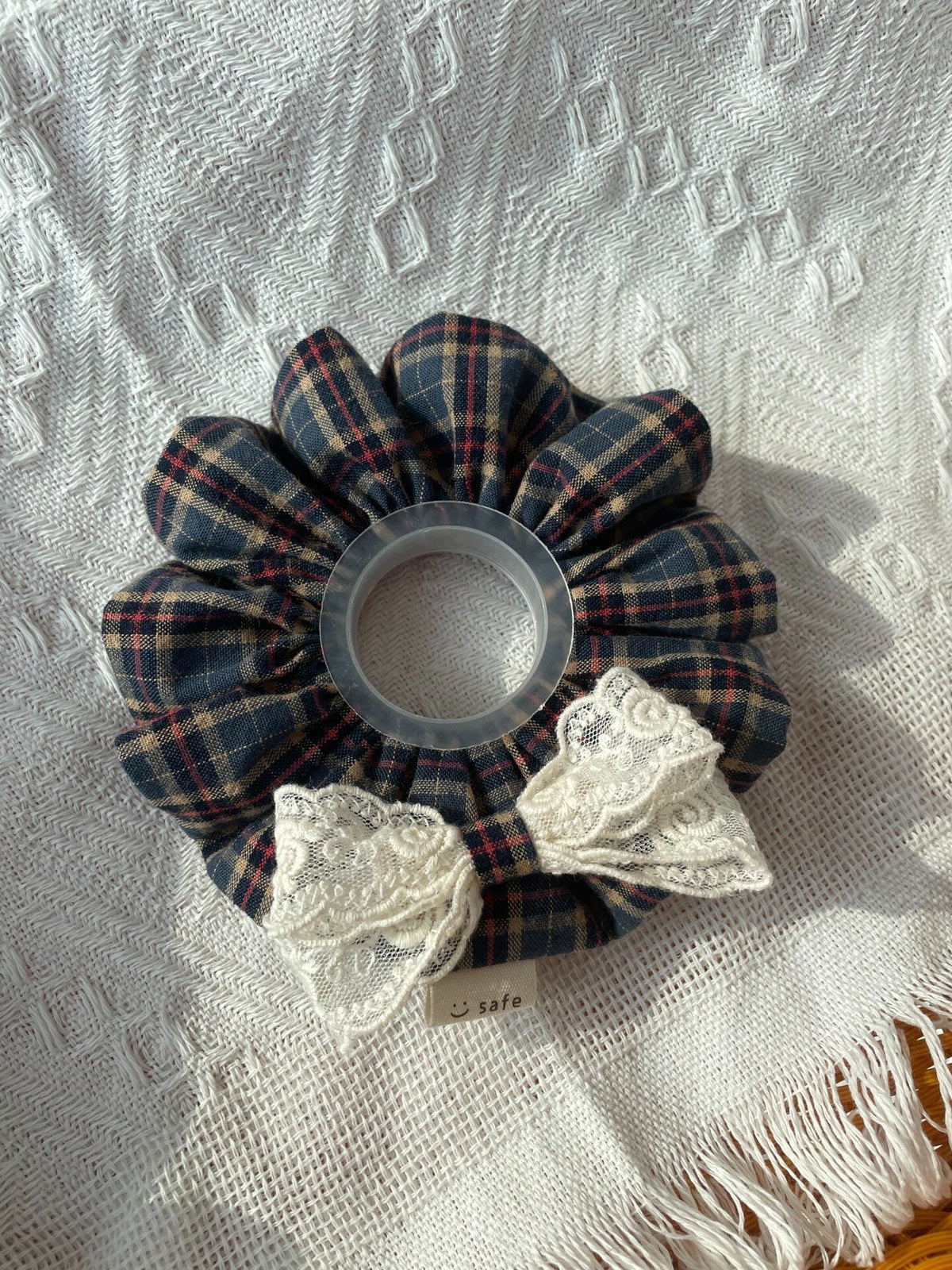Scrunchie Xadrez com Laço de Renda