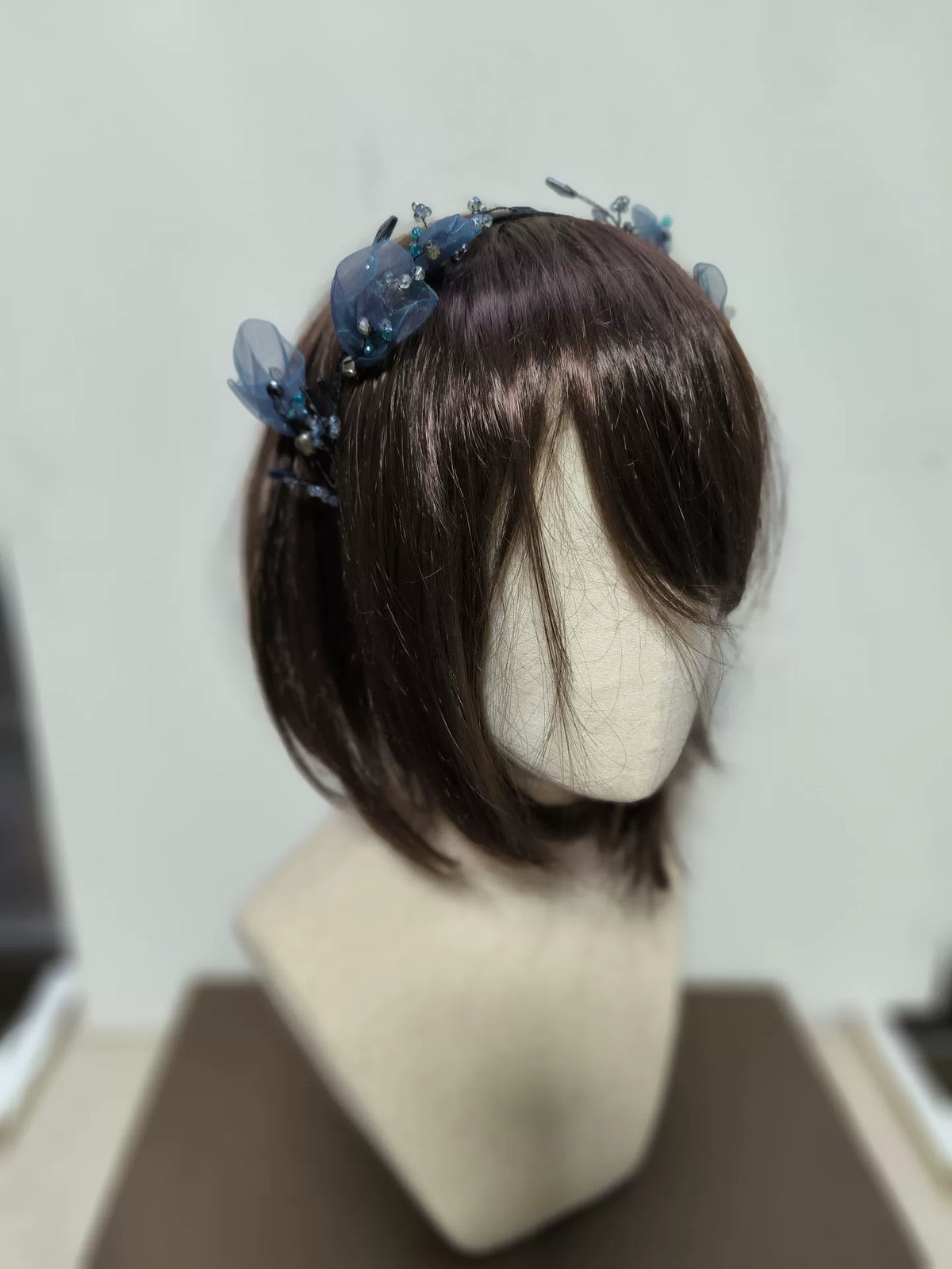 Diadema de cristal con flores de organza azul
