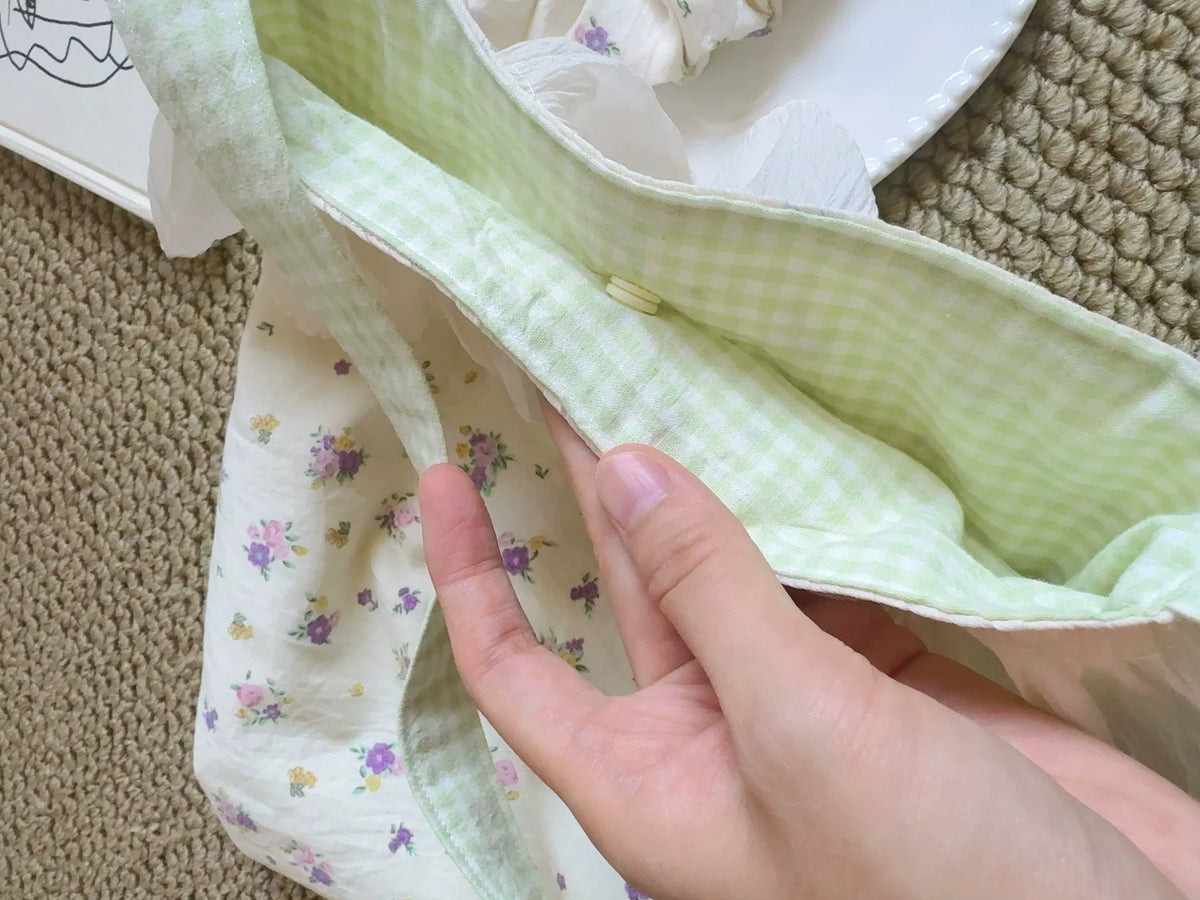 Blumige Baumwololltasche mit Organzafrüsche