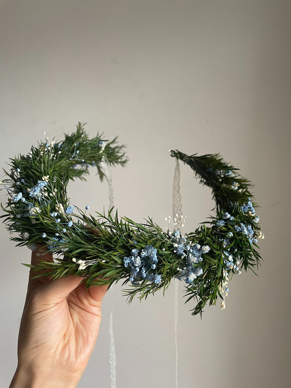 Corona da testa con fiori preservati blu e bianchi