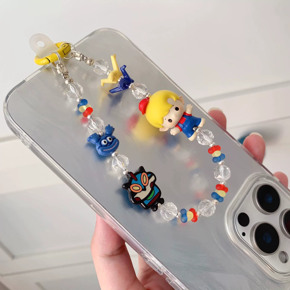 Porte-phone HACCI avec perles et trois figurines