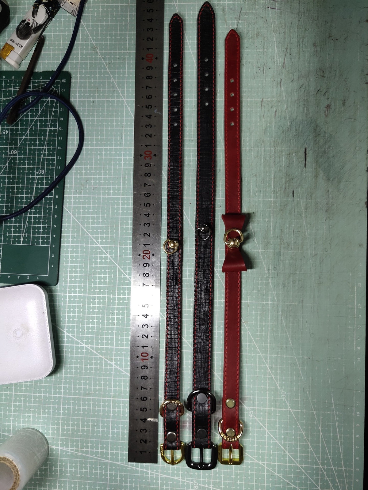 Collier en cuir véritable rouge et noir avec anneau en D doré