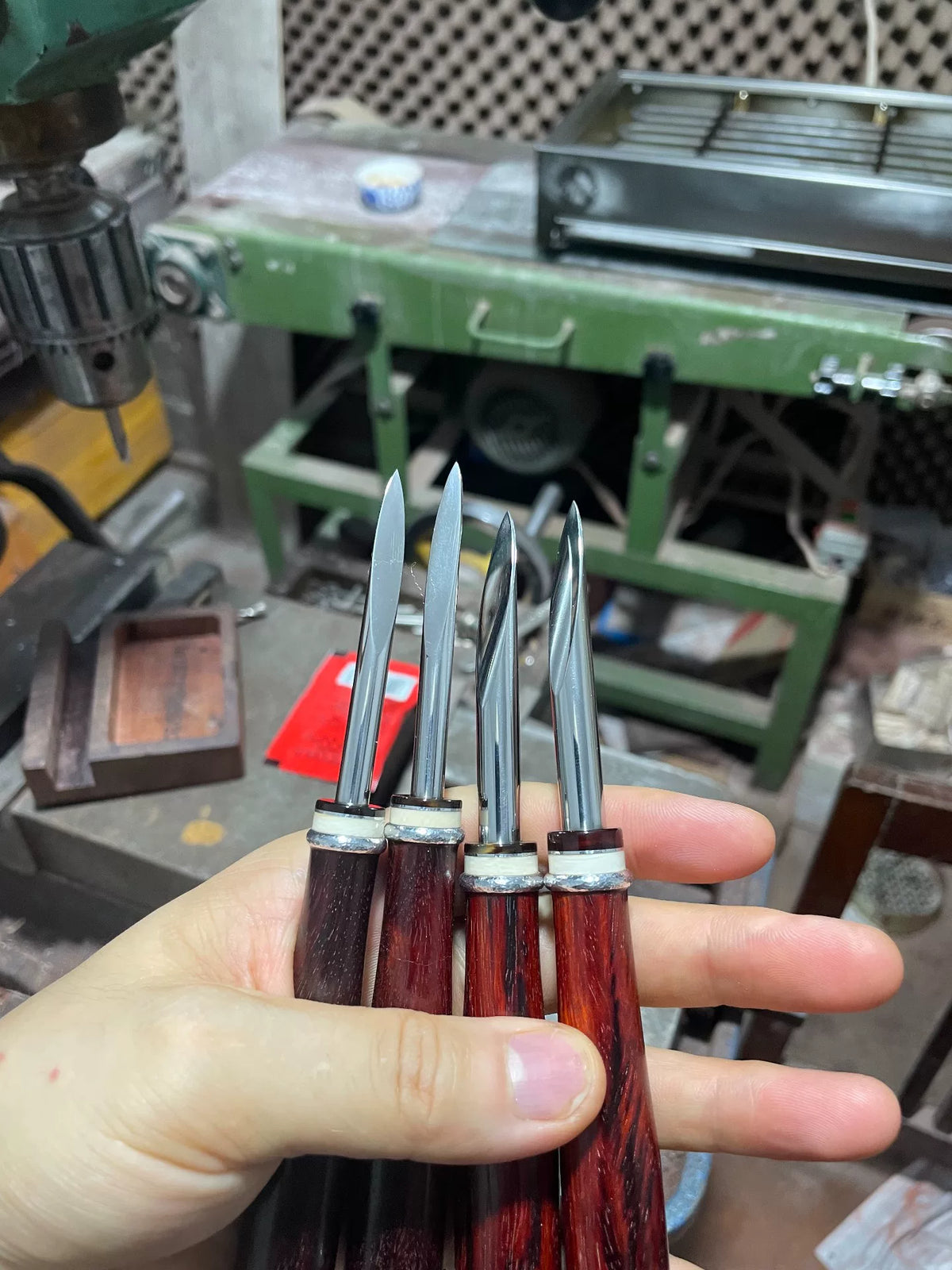 Teemesser mit rotem Sandelholzgriff