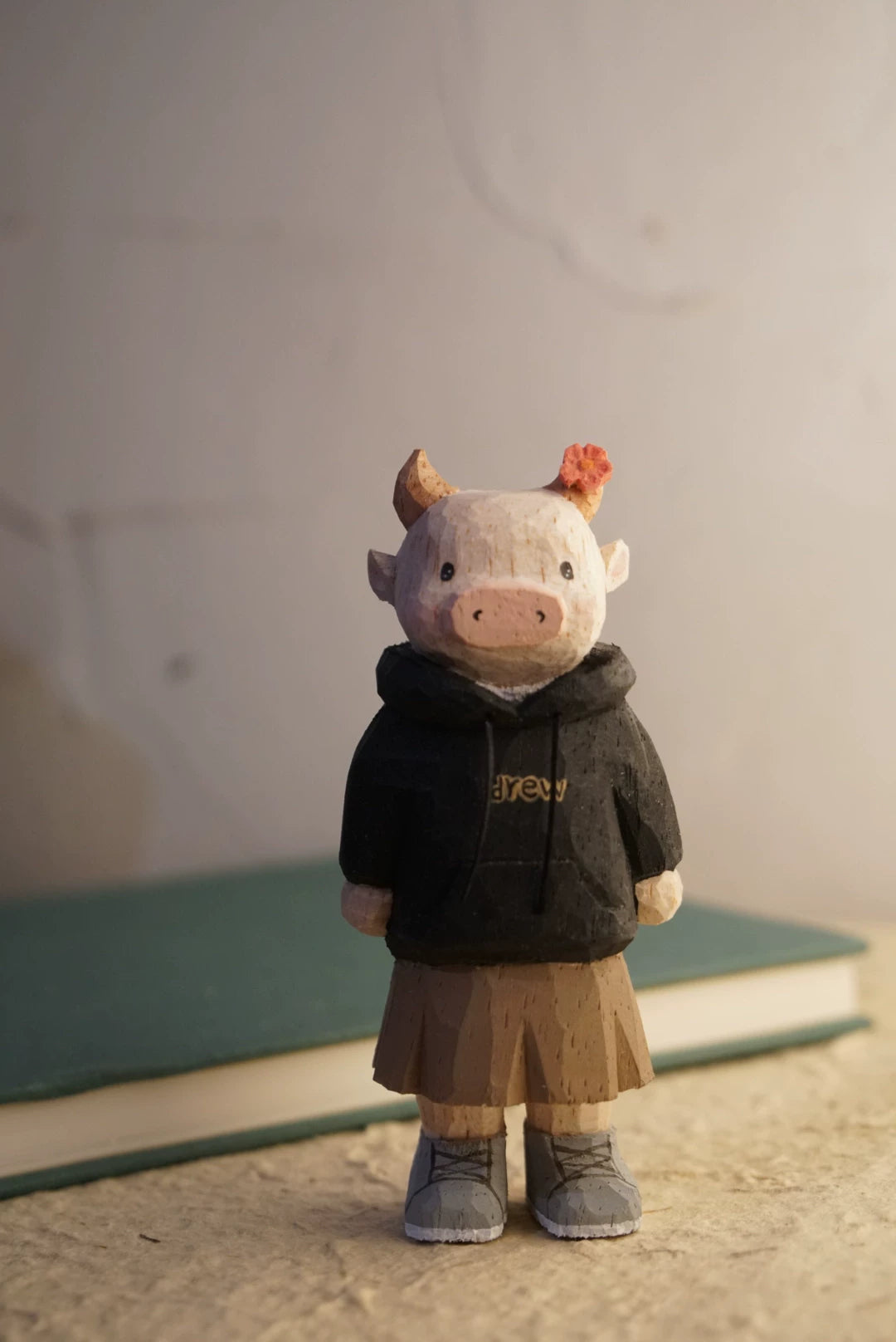Figurine de vache en bois sculptée à la main avec fleur