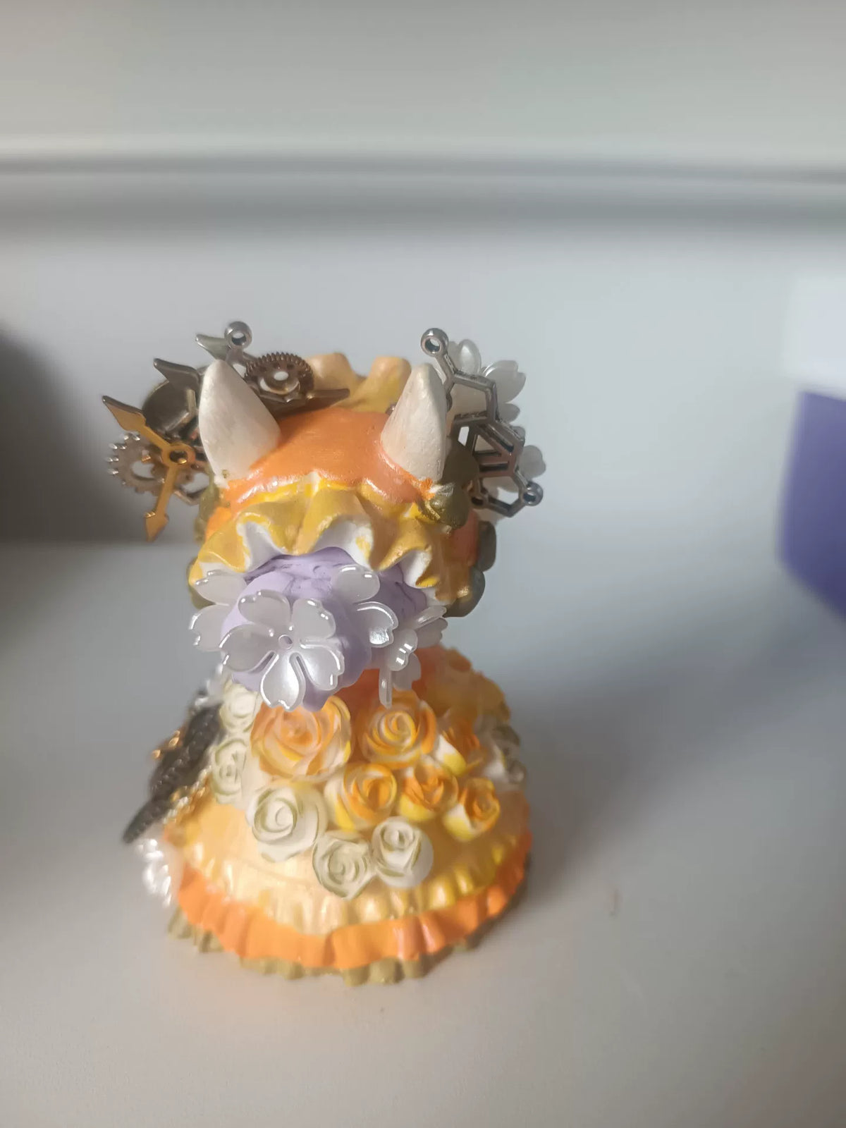 Figurita de yeso pequeña de coneja Sophie amarilla