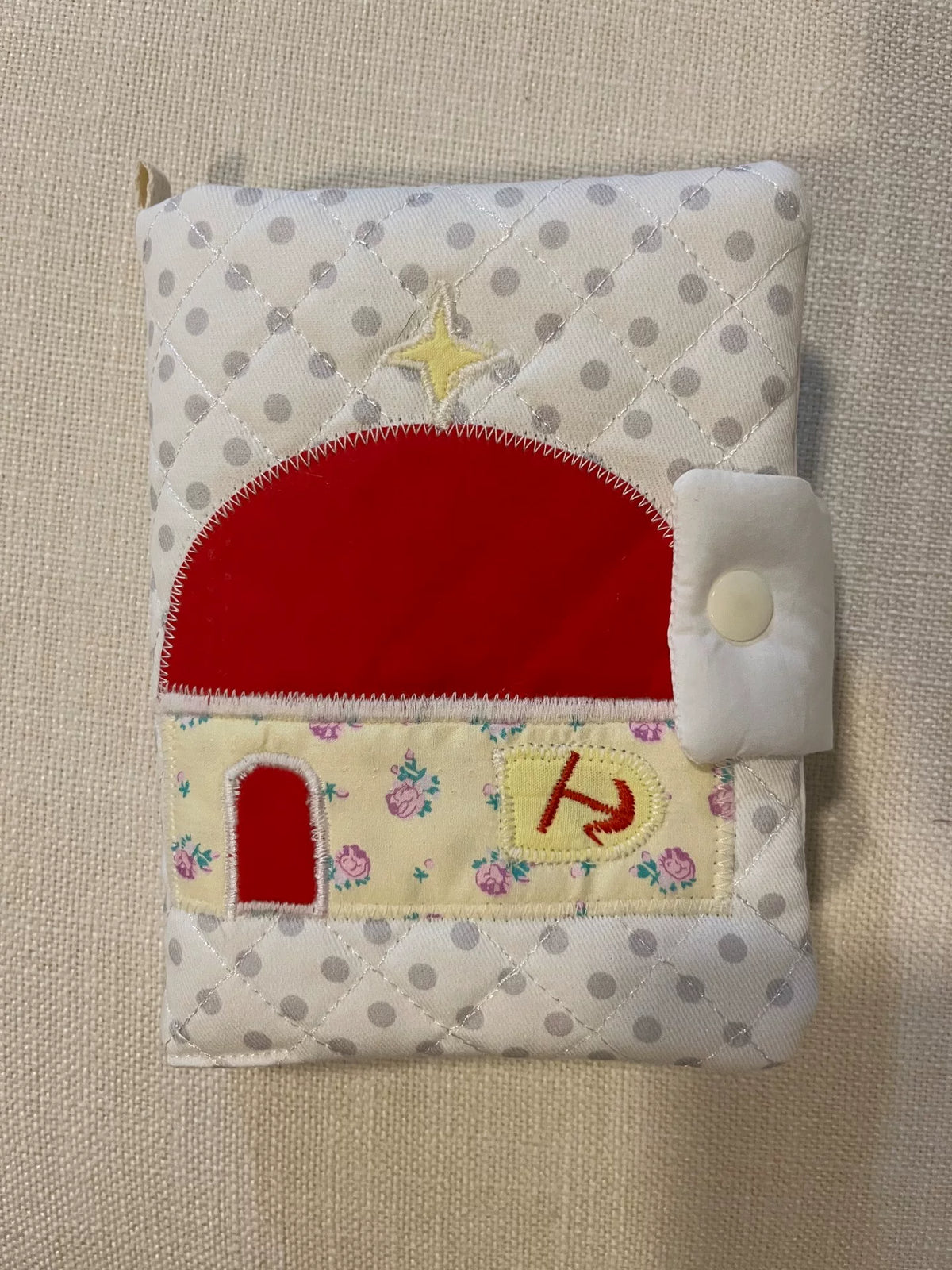 Copertina per libro trapuntata fatta a mano con applique a forma di casa