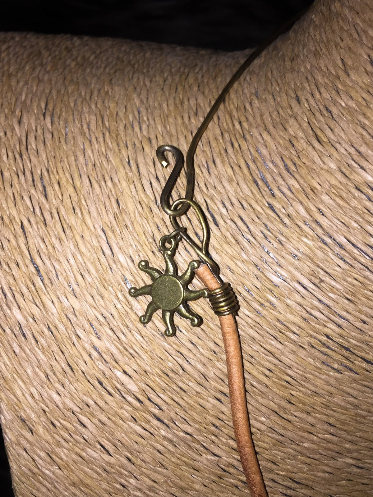 Colar com Pendente de Tecido Artesanal e Efeito Queimado