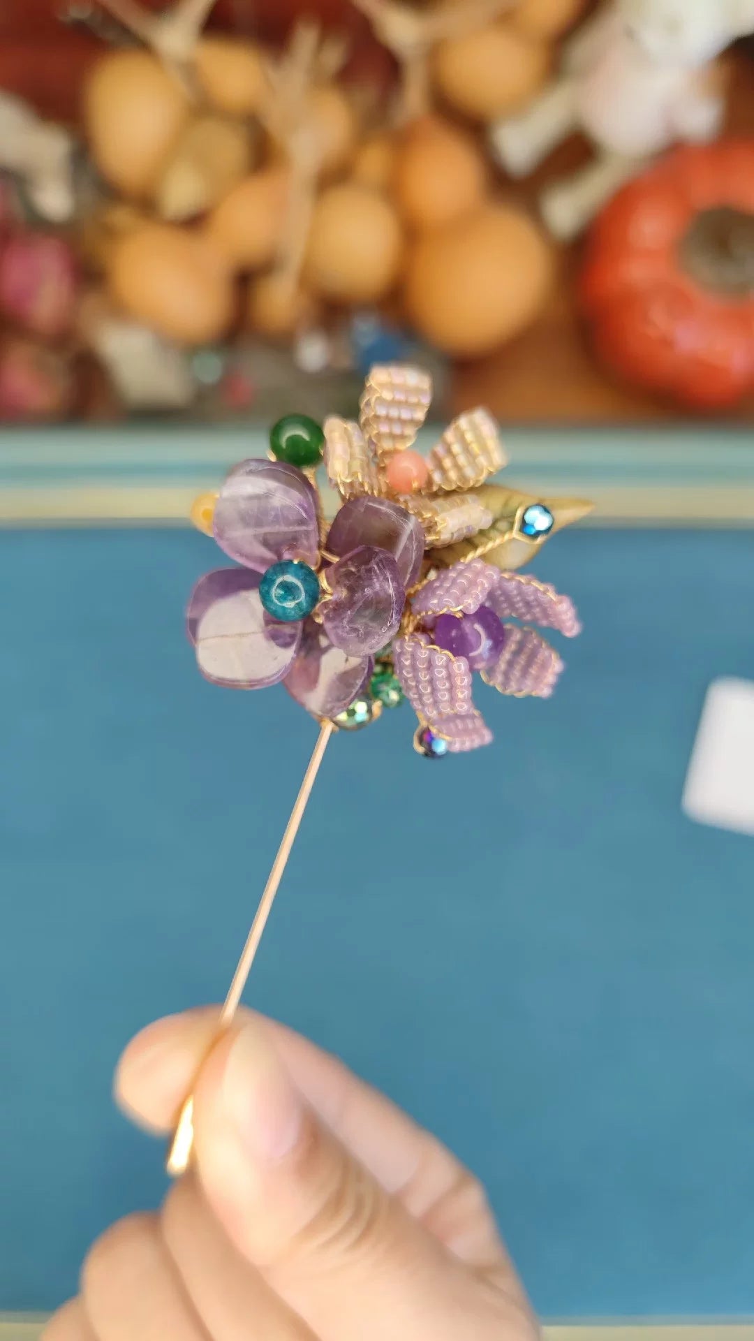Handgefertigte amethystfarbene Blumenbrosche