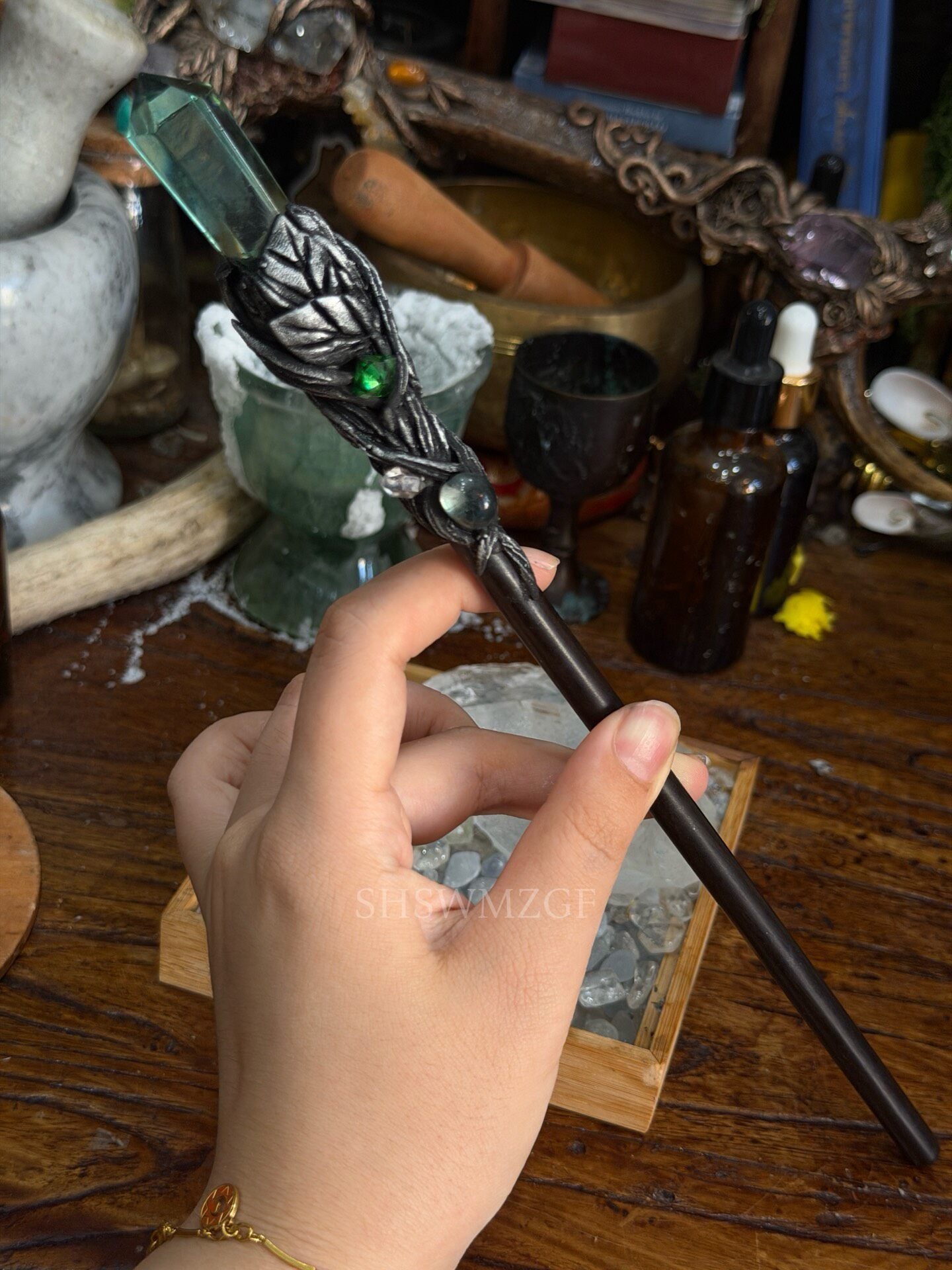 28cm Green Gemstone Wand with Twisted Vine Metal Handle