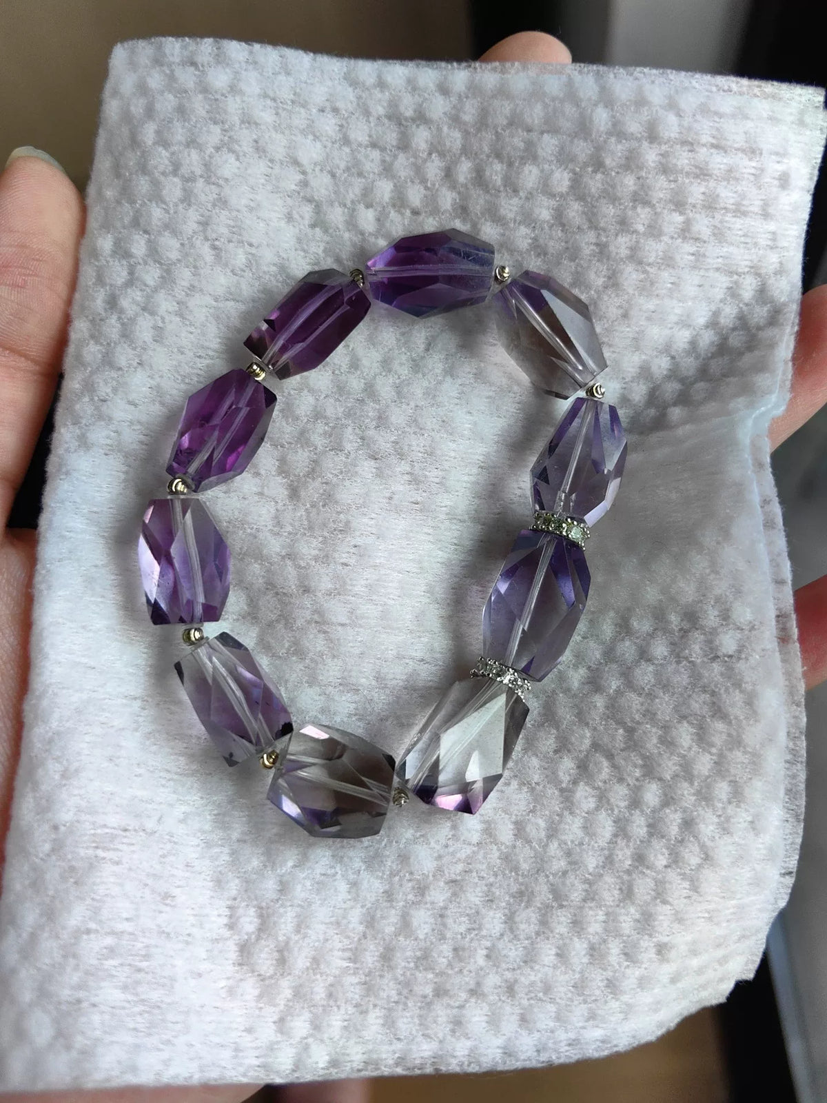 Pulsera de amatista brasileña con talla de diamante y forma libre