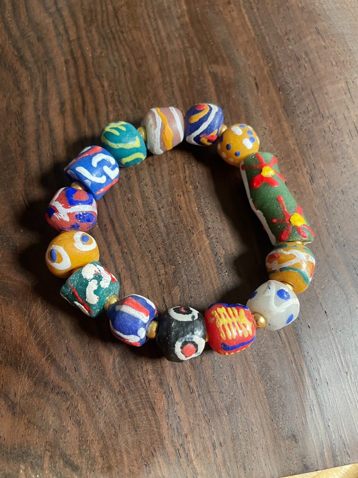 Bracelet en perles de troc africaines peint à la main