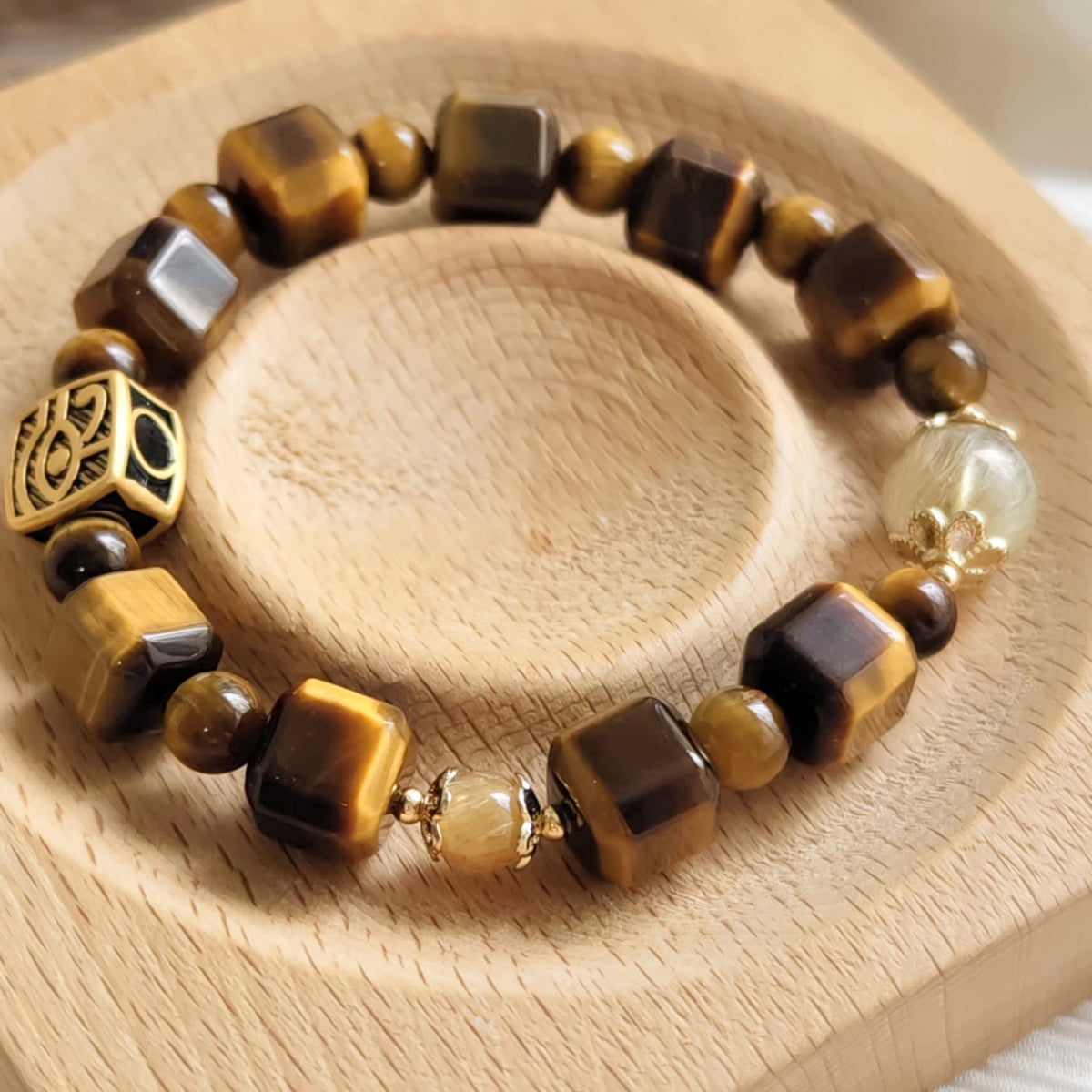 Bracelet cubes d'œil de tigre jaune et quartz rutilé doré