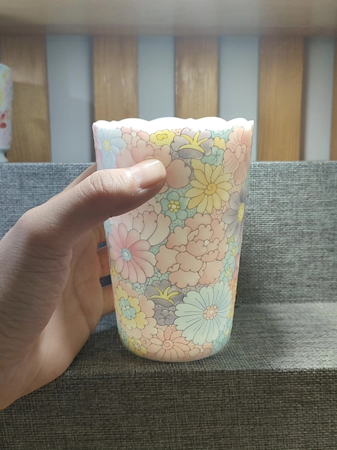 Caneca Pintada à Mão com Borda Floral em Argila Jade