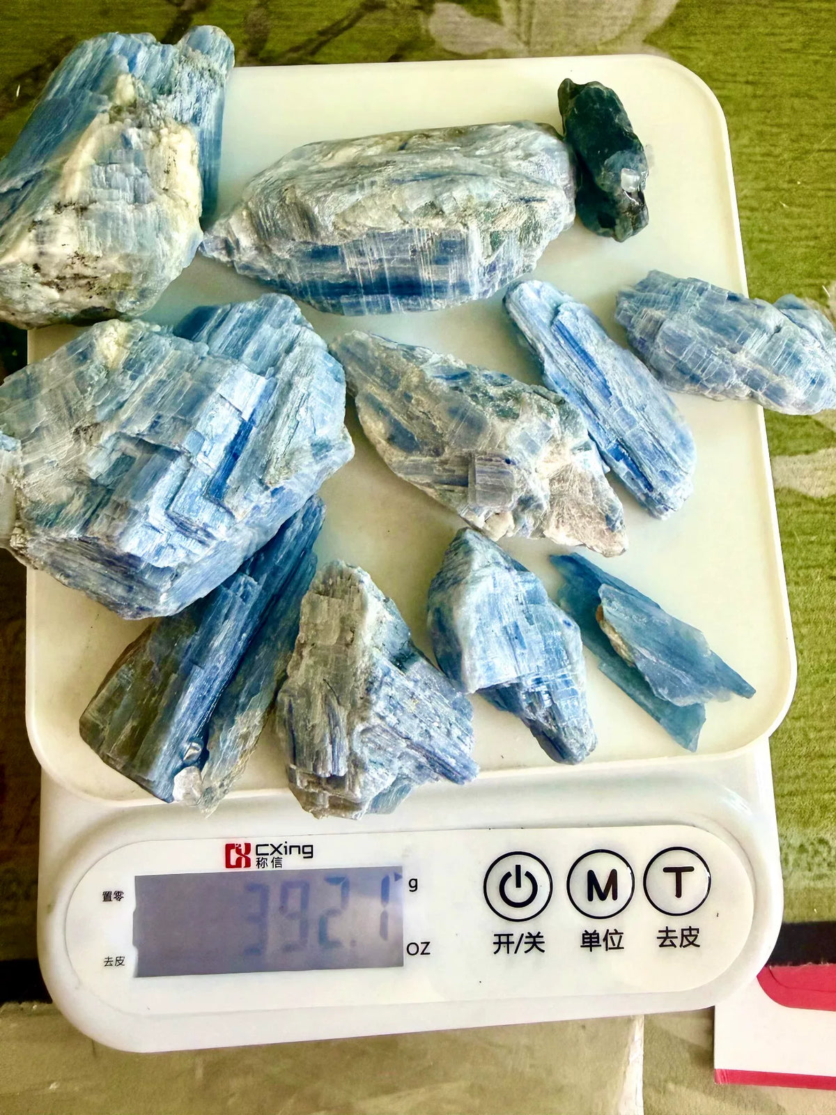 Handgakte Blauwe Kyaniet Kristal Bonsai in Keramische Schaal