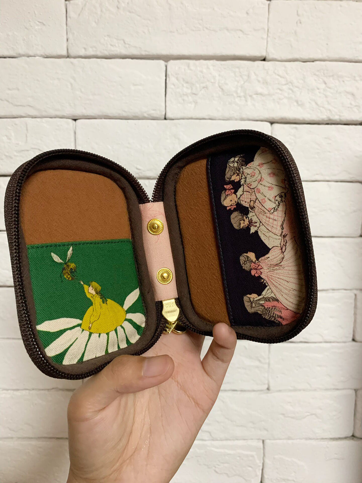 Illustrated Crocodile Donut Pouch with Zipper