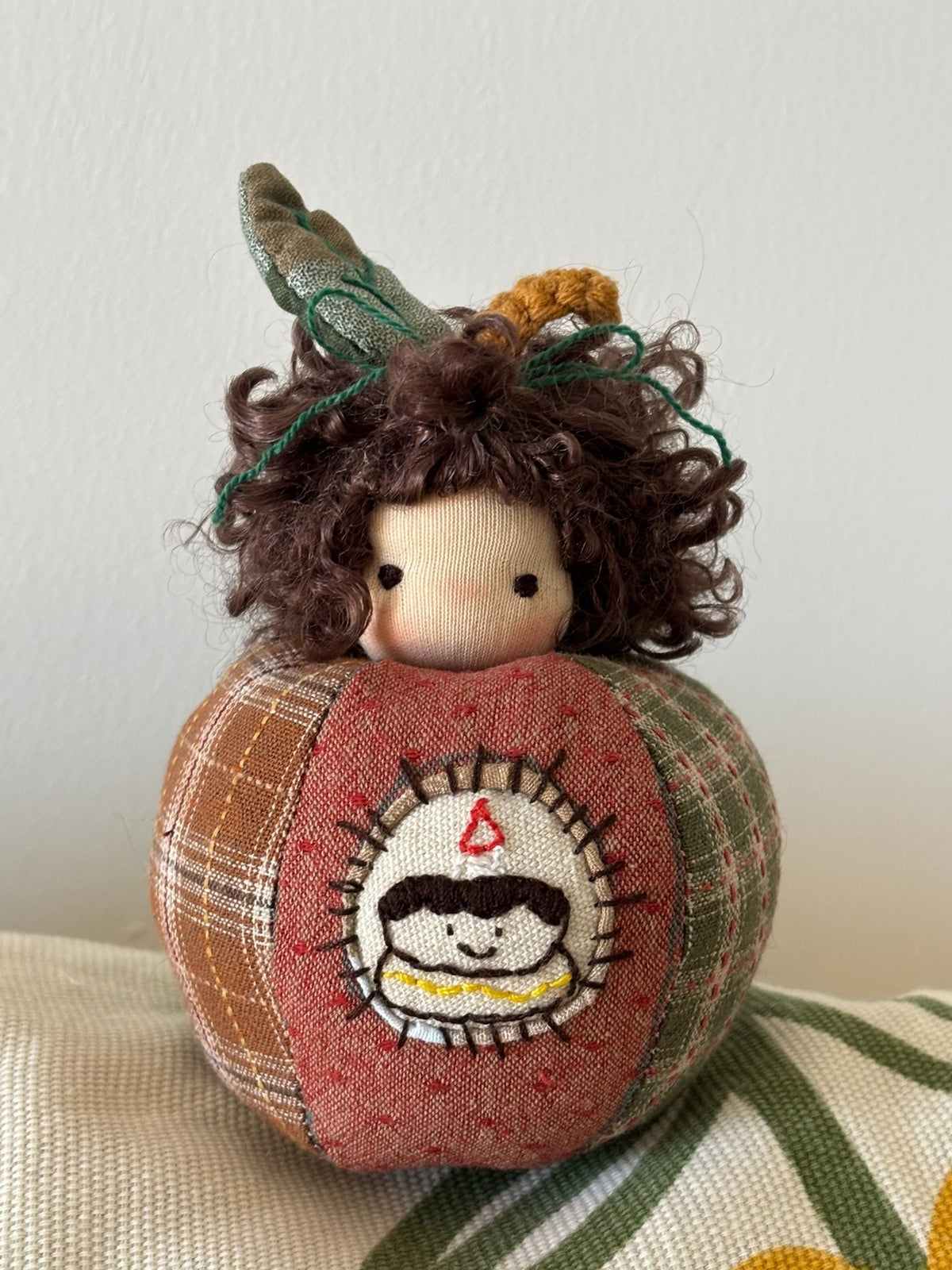 Boneca de Aniversário em Patchwork de Maçã