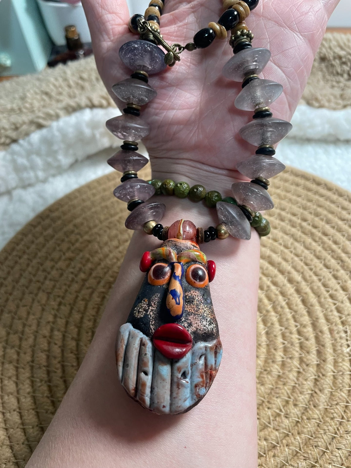 Phönizische Glas-Anhänger-Halskette mit Puppenfigur