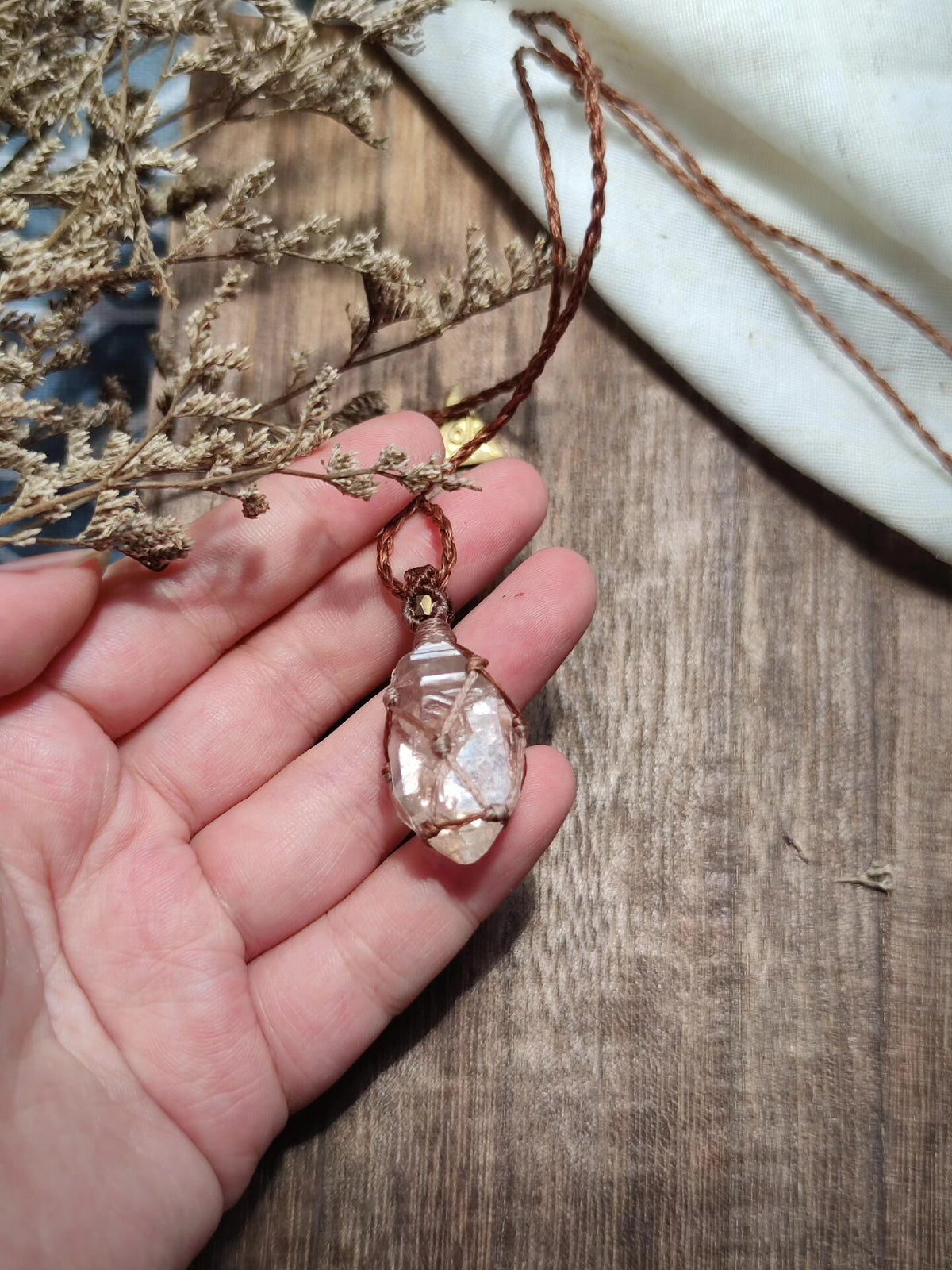 Collana macramè con punta di cristallo grezzo