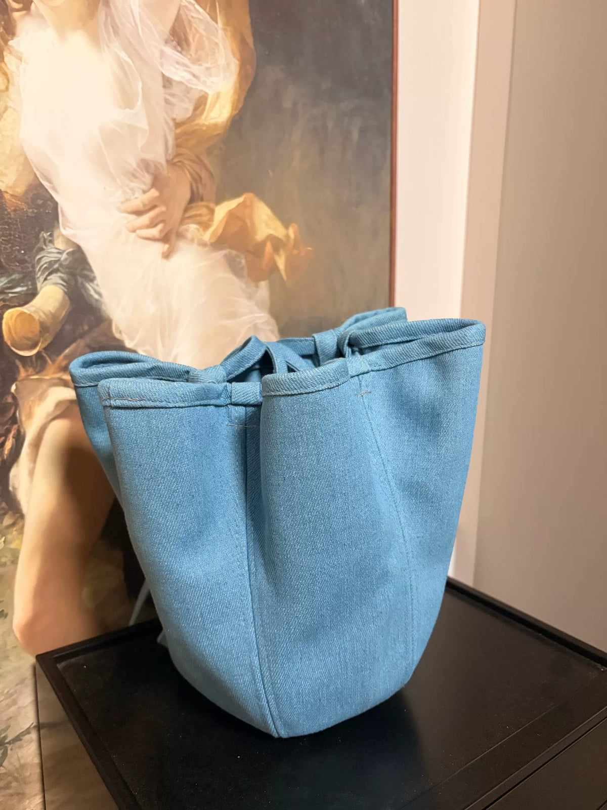 Cappello a secchiello azzurro con tesa ampia