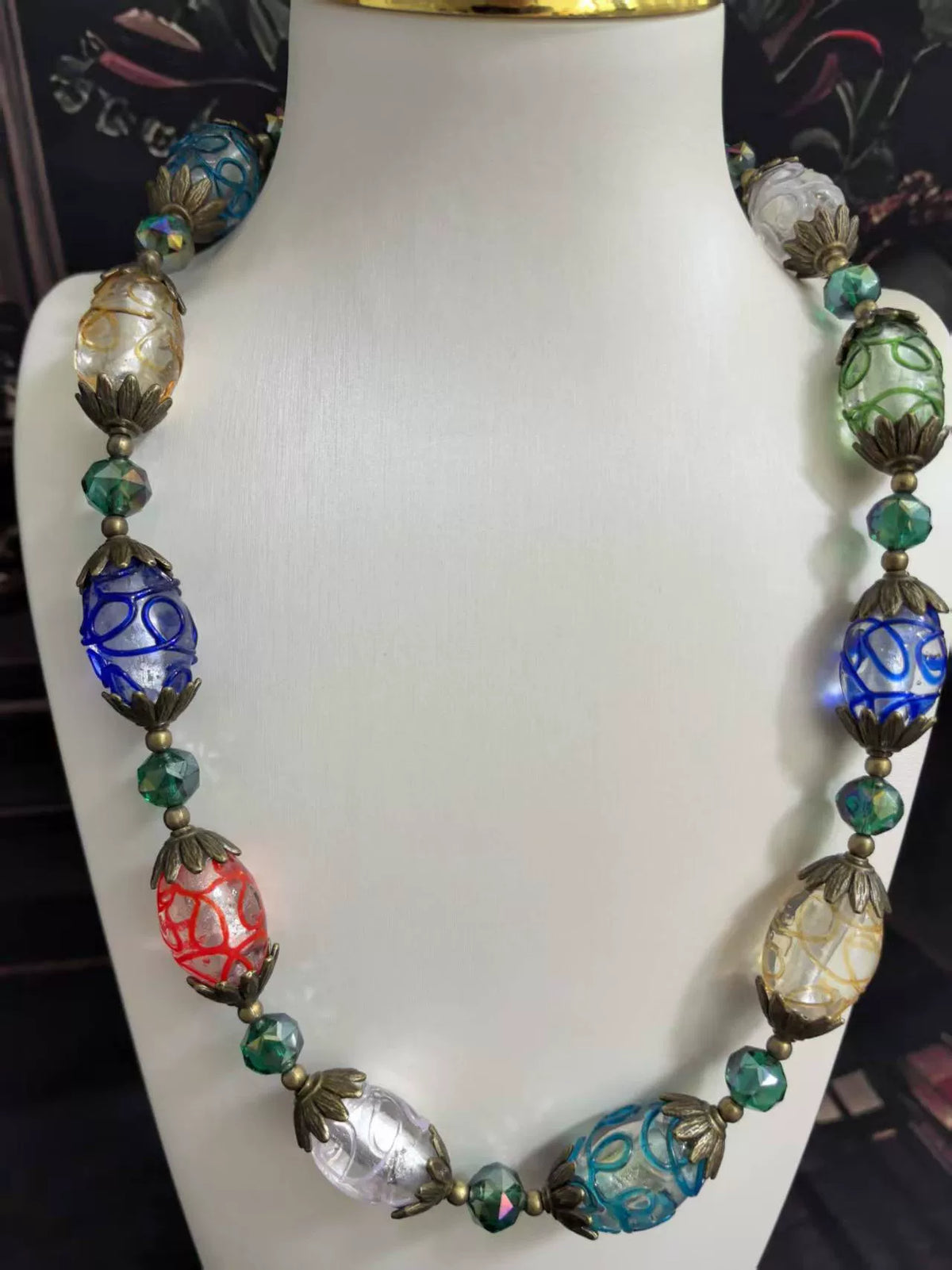Collier en verre soufflé avec perles barillet et volutes