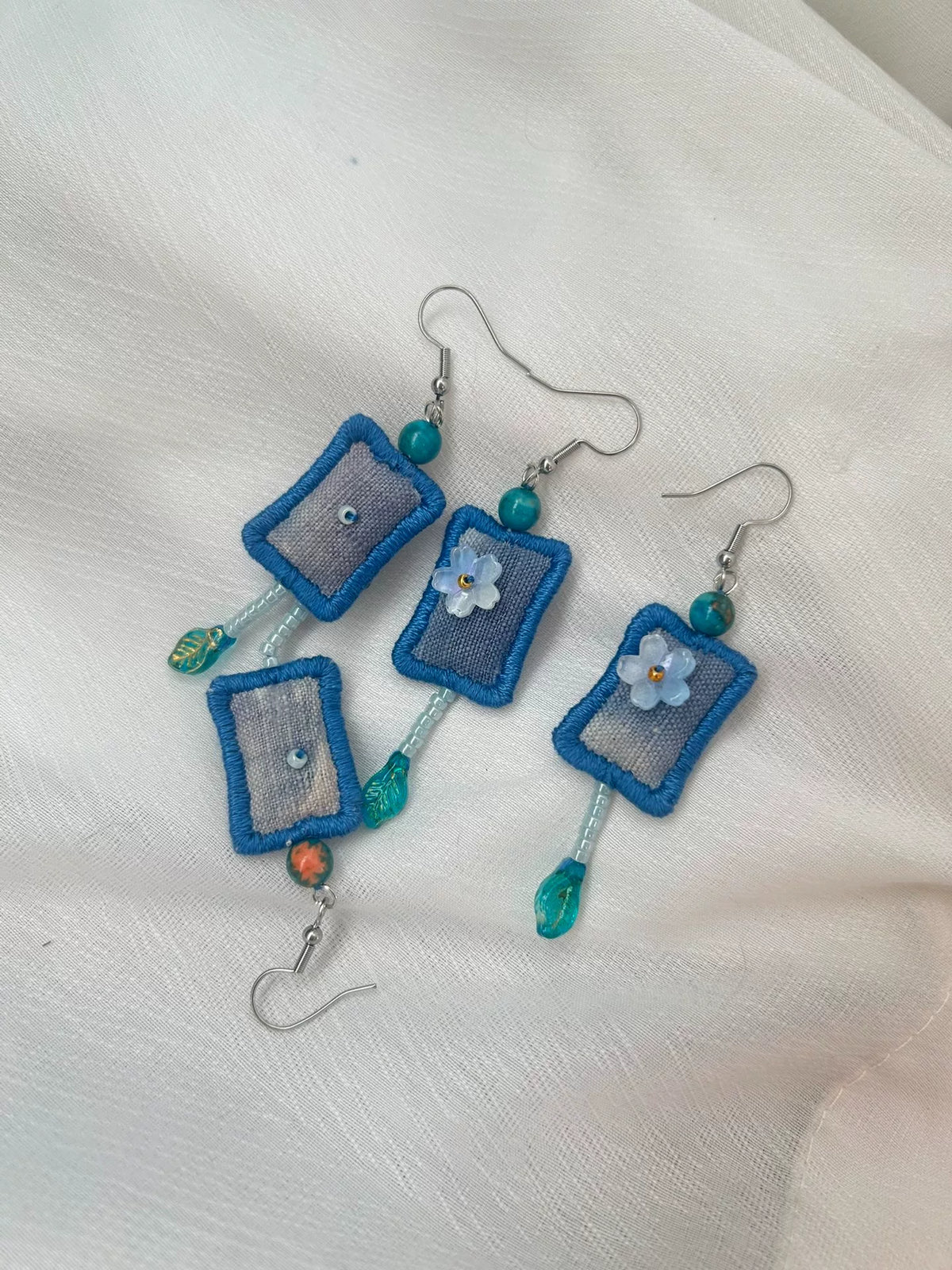 Boucles d'oreilles en tissu faites main bleu gris