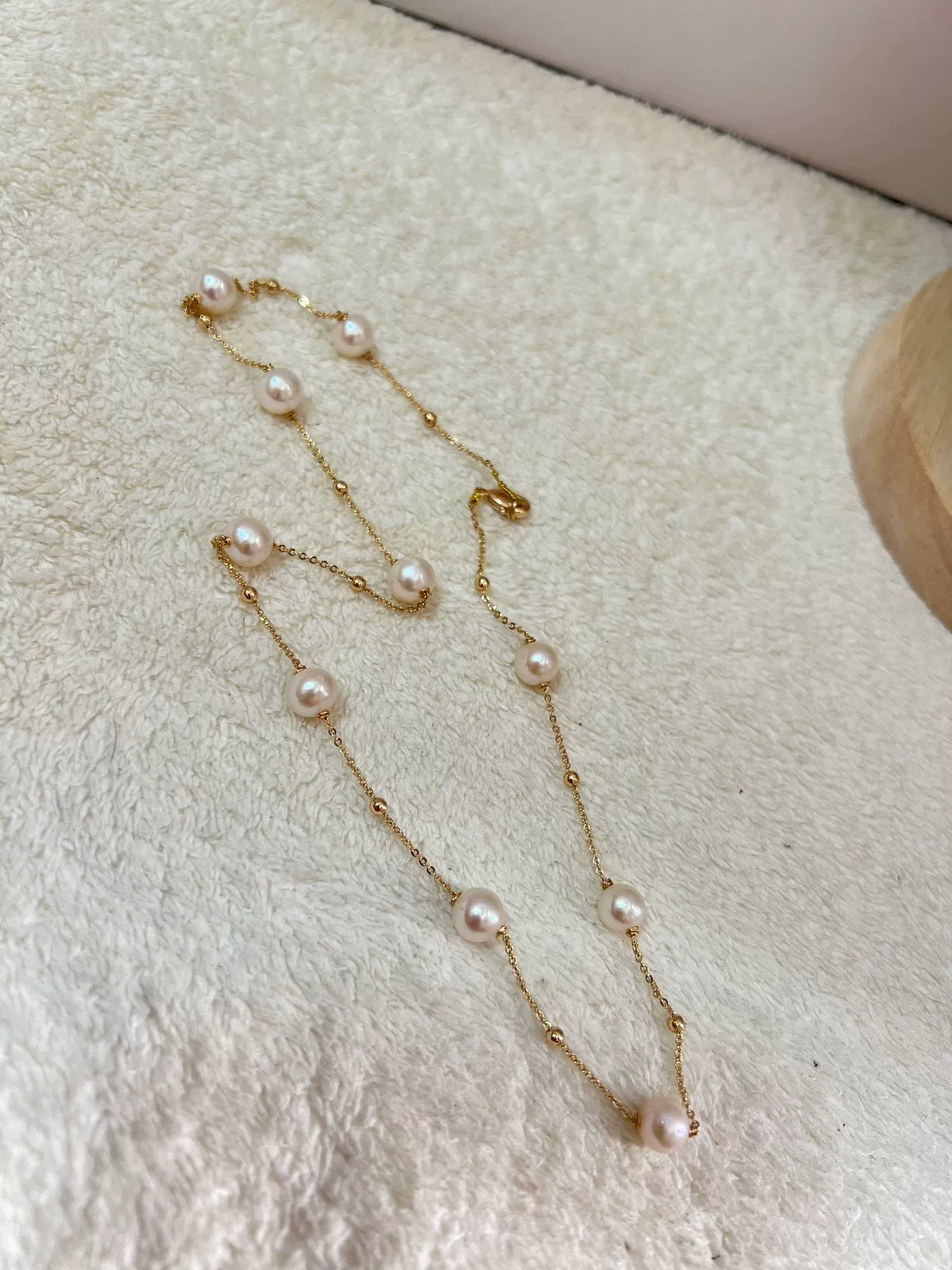 Colar de Pérolas de Água Doce com Corrente em Dourado