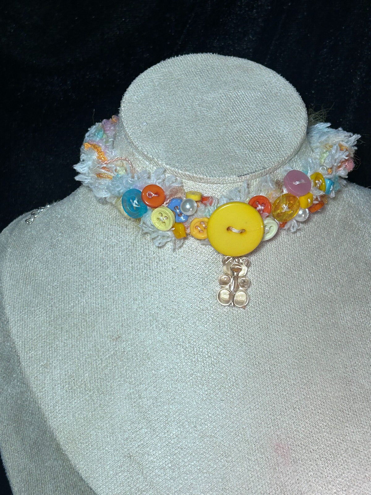 Orange chokerhalsband med gummibjörn