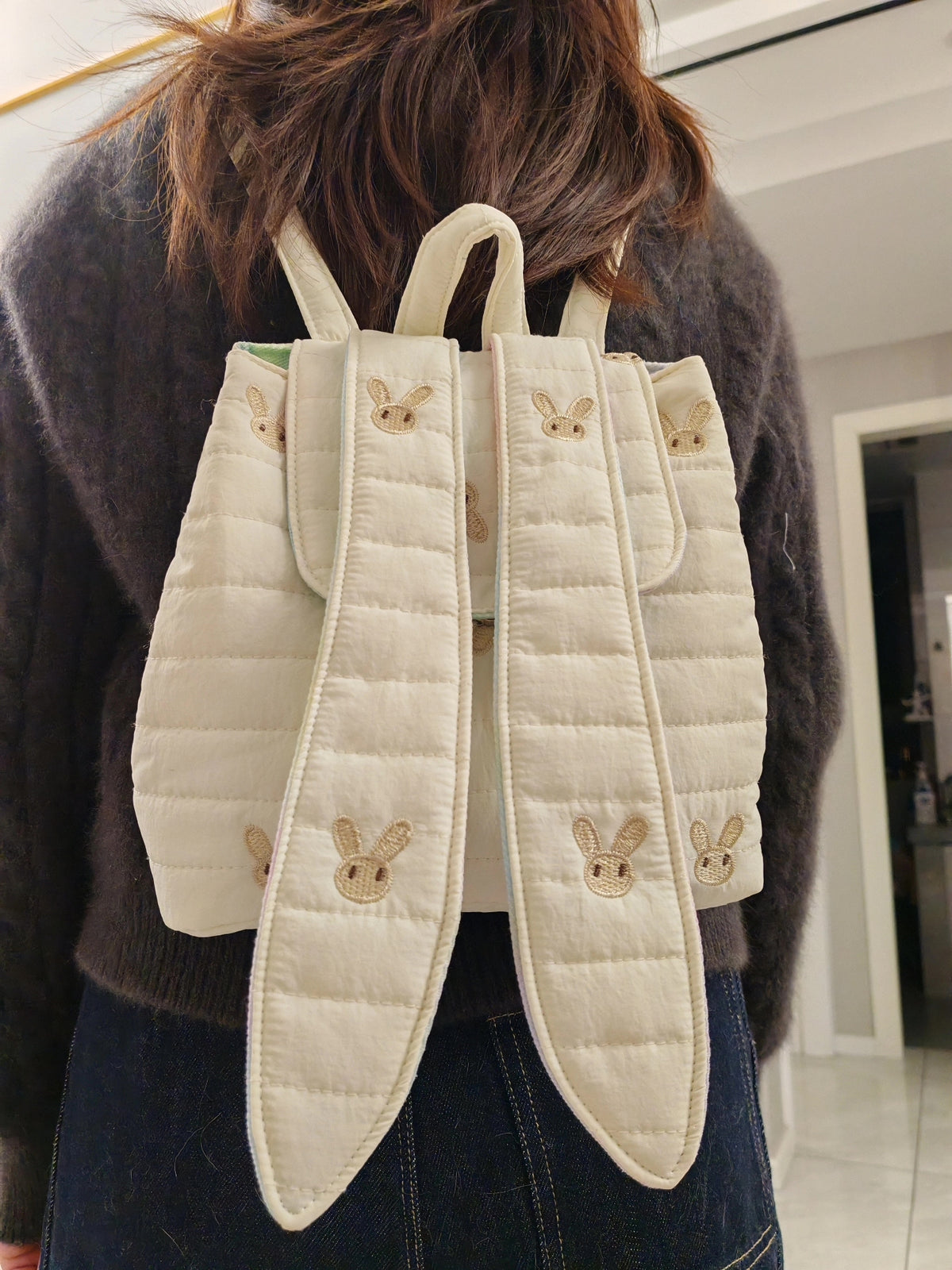 Mochila de algodón acolchada con conejos bordados