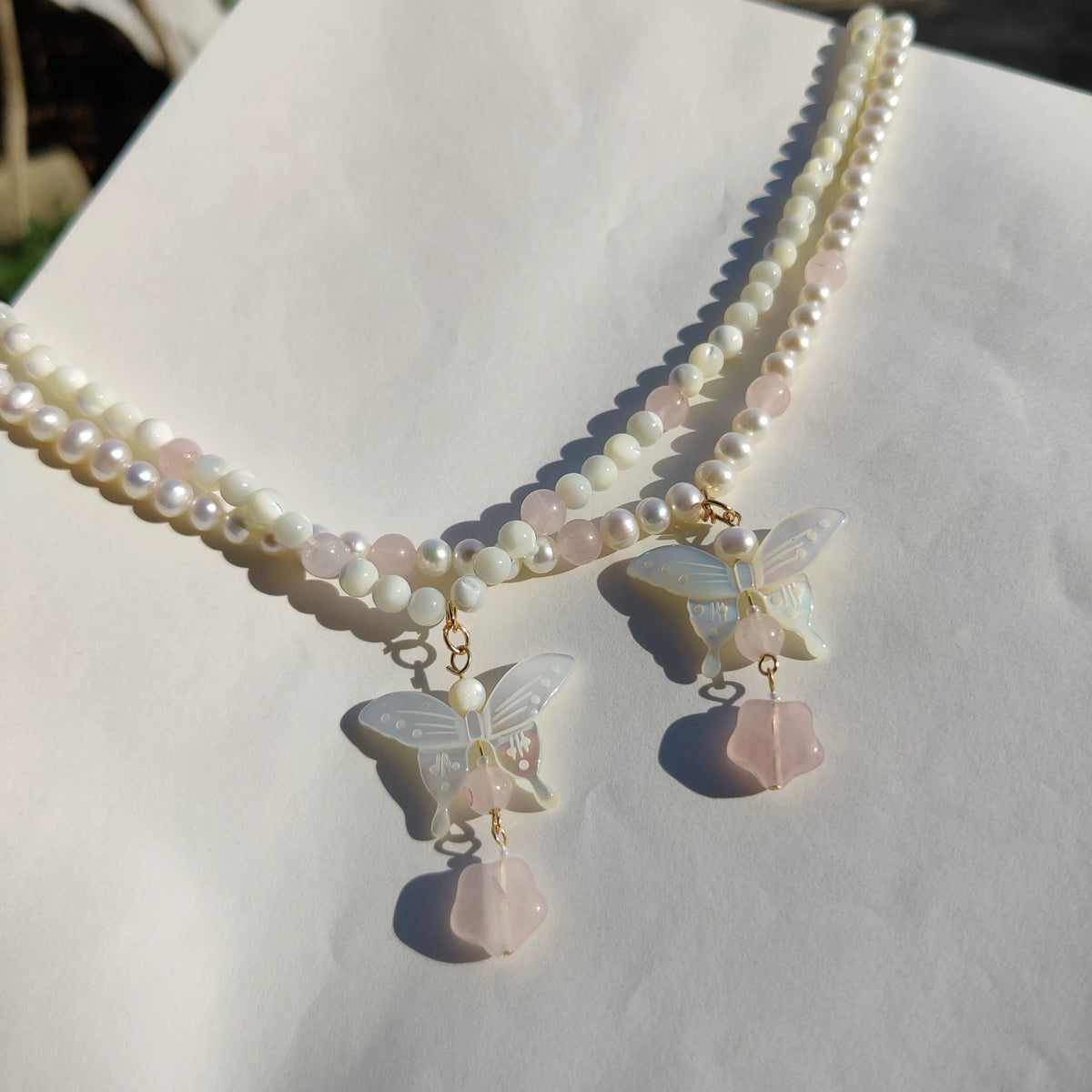 Collier papillon en perles d'eau douce et quartz rose