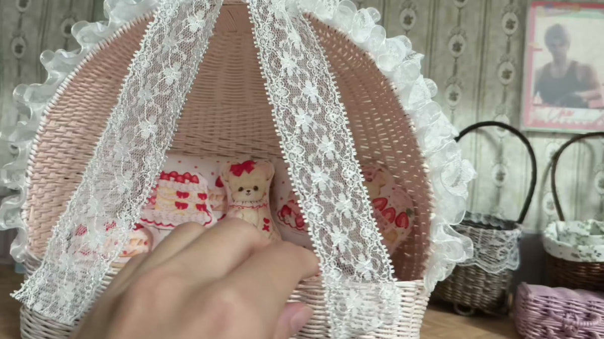Miniatur-gewebte Rattan-Wiege mit Spitzenbaldachin